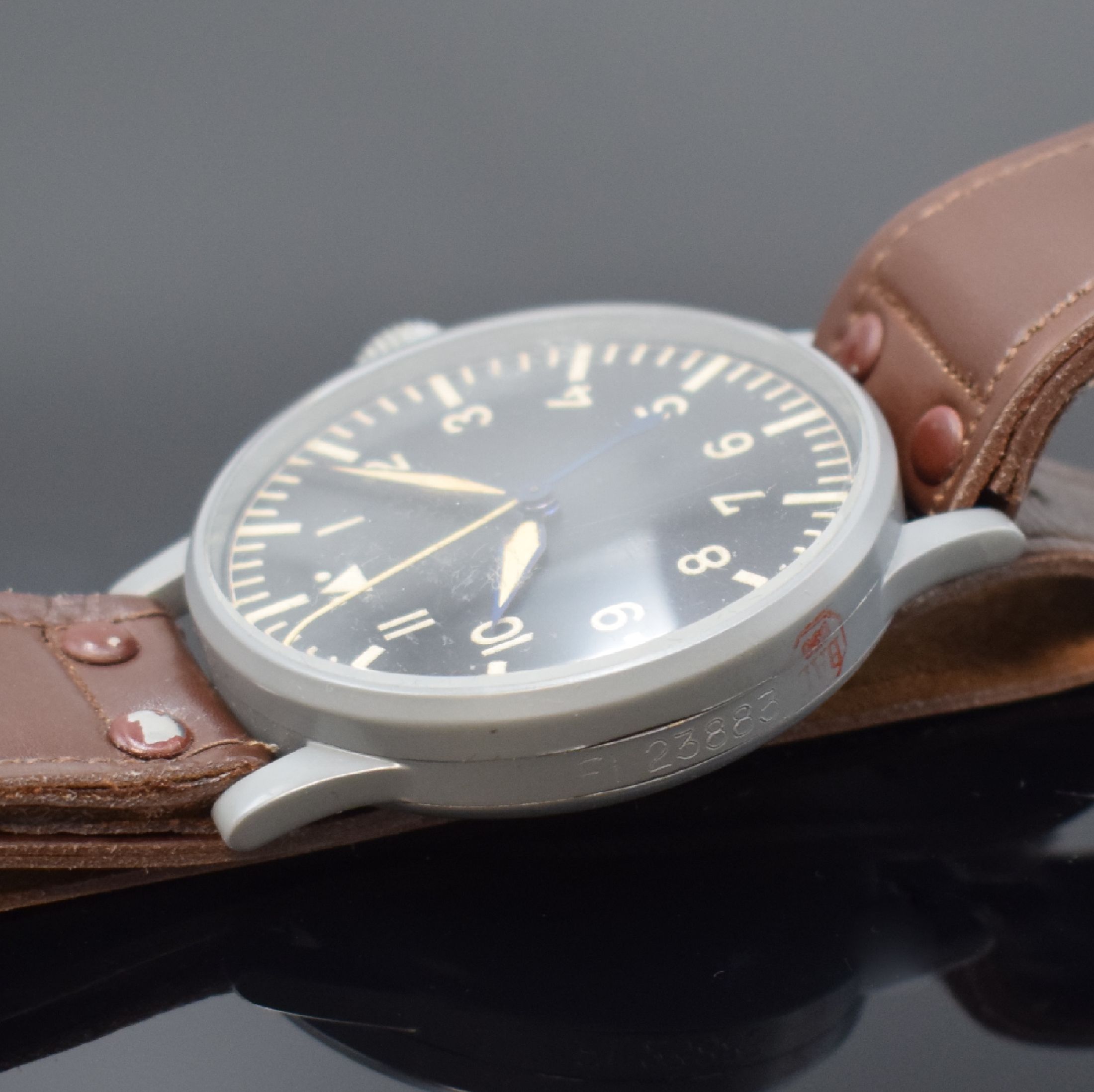Detail c: STOWA nahezu neuwertige Fliegeruhr FL 23883 am original Band, Deutschland um 1940, Handaufzug, grau lackiertes Metallgeh., Boden und Glasrand ...