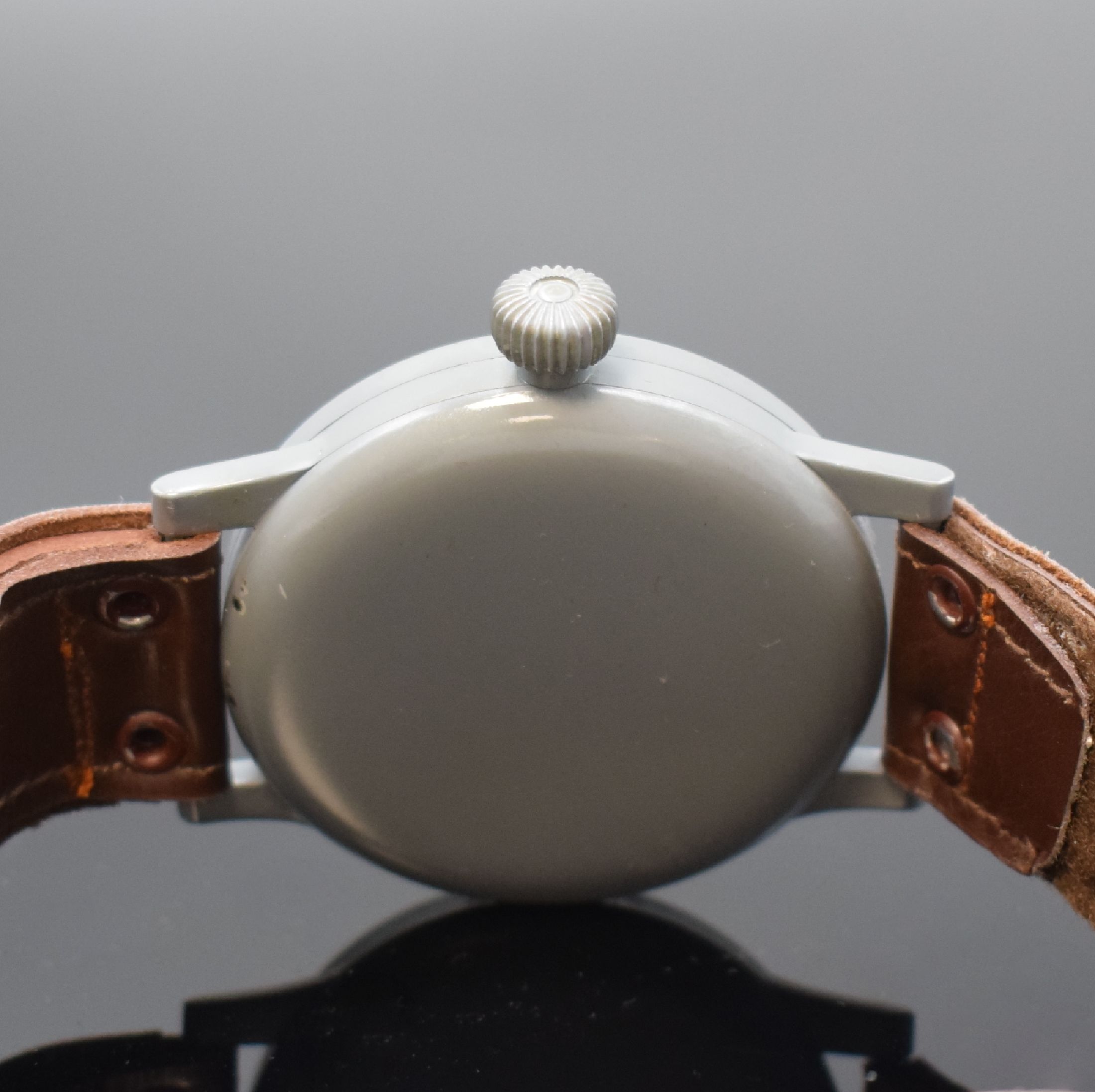 Detail d: STOWA nahezu neuwertige Fliegeruhr FL 23883 am original Band, Deutschland um 1940, Handaufzug, grau lackiertes Metallgeh., Boden und Glasrand ...