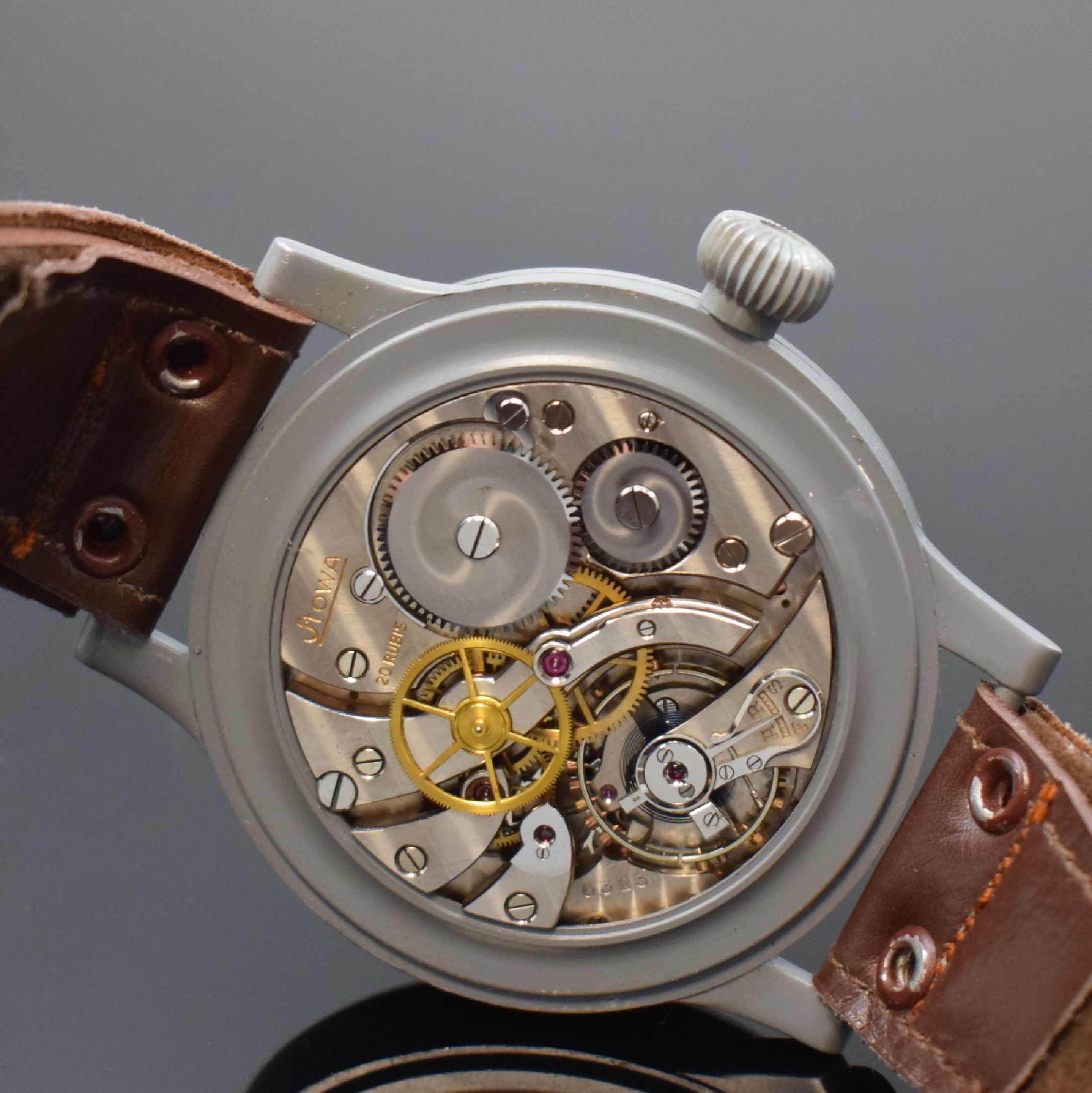 Detail e: STOWA nahezu neuwertige Fliegeruhr FL 23883 am original Band, Deutschland um 1940, Handaufzug, grau lackiertes Metallgeh., Boden und Glasrand ...
