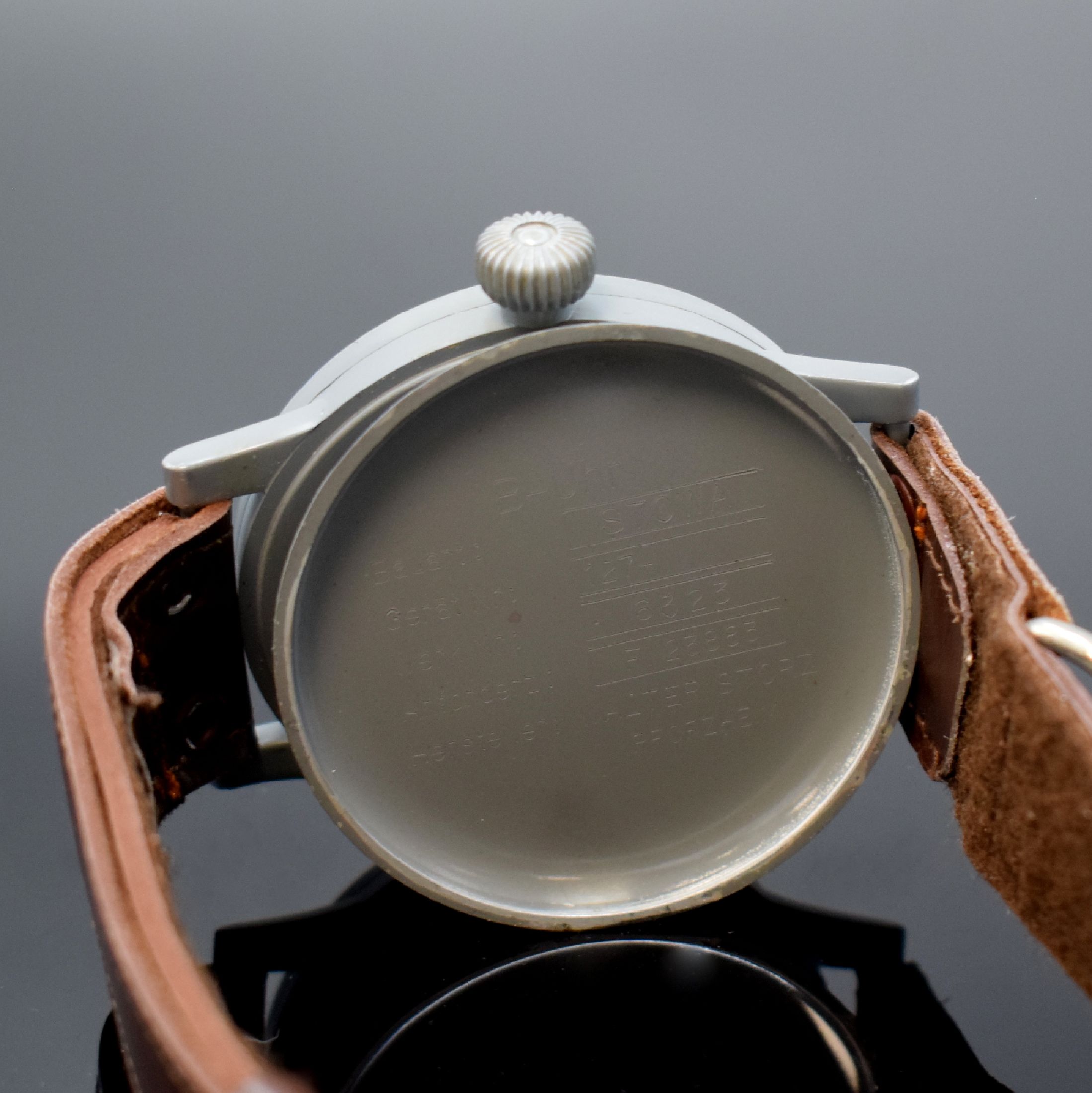 Detail f: STOWA nahezu neuwertige Fliegeruhr FL 23883 am original Band, Deutschland um 1940, Handaufzug, grau lackiertes Metallgeh., Boden und Glasrand ...