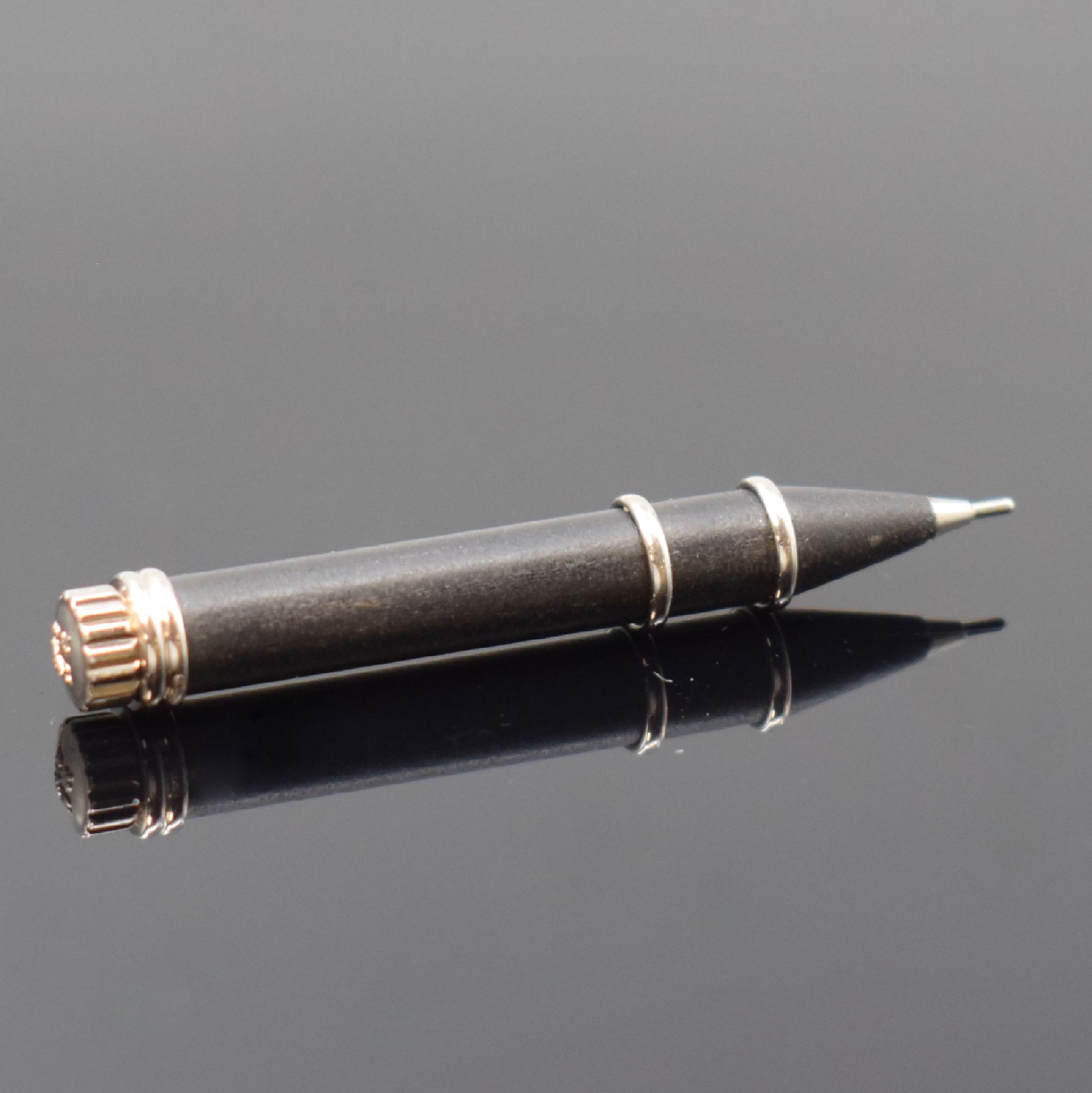 Detail b: PATEK PHILIPPE Kalender-Korrekturstift in WG 750/000 und Ebenholz, aktuelle Produktion