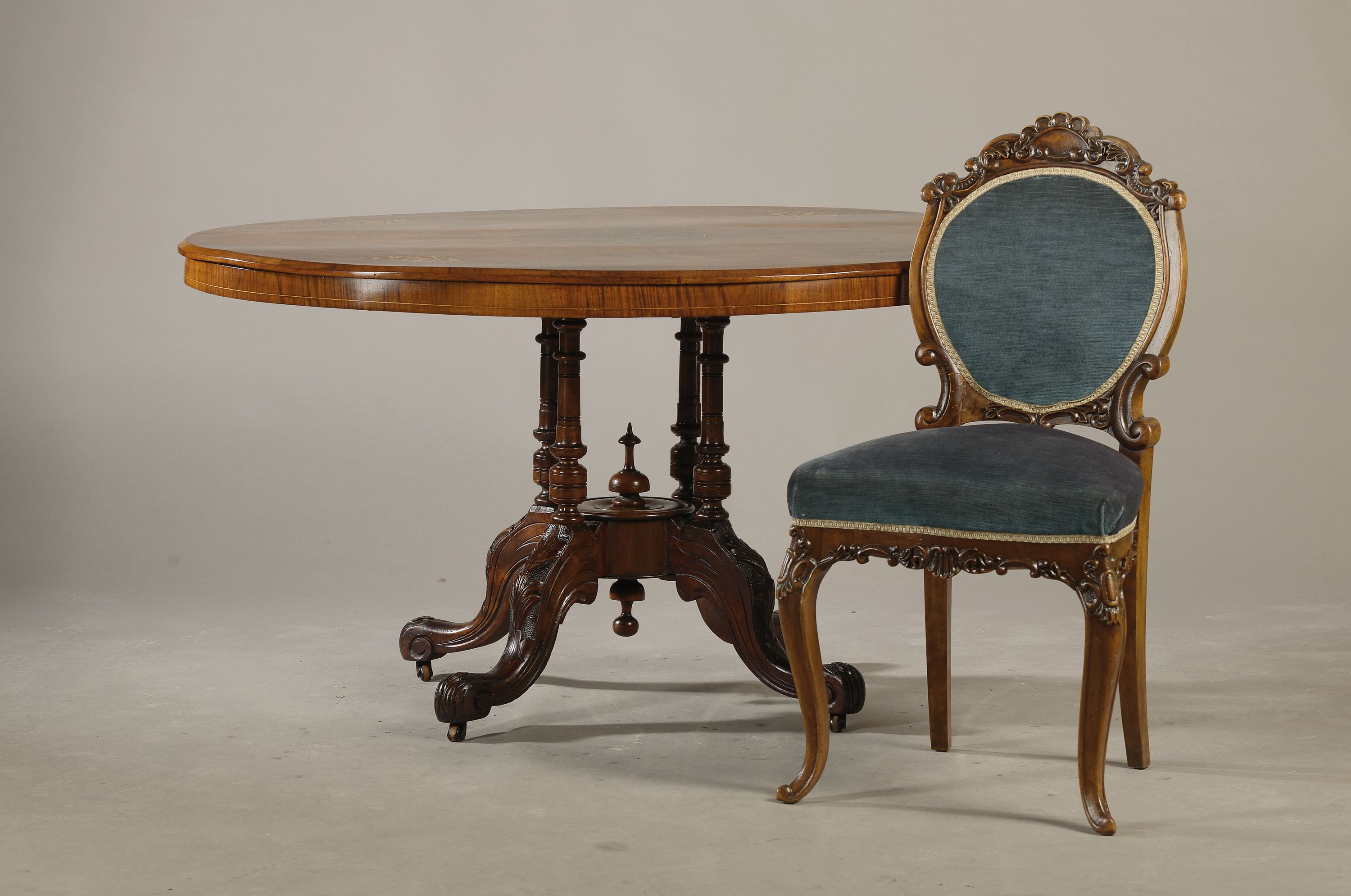 Tisch und 4 Stühle, 1860/70, Tischplatte Palisanderfurnier mit feiner Marketerie in diversen Edelhölzern, Unterbau mit 4 geschwungenen geschnitzten ...