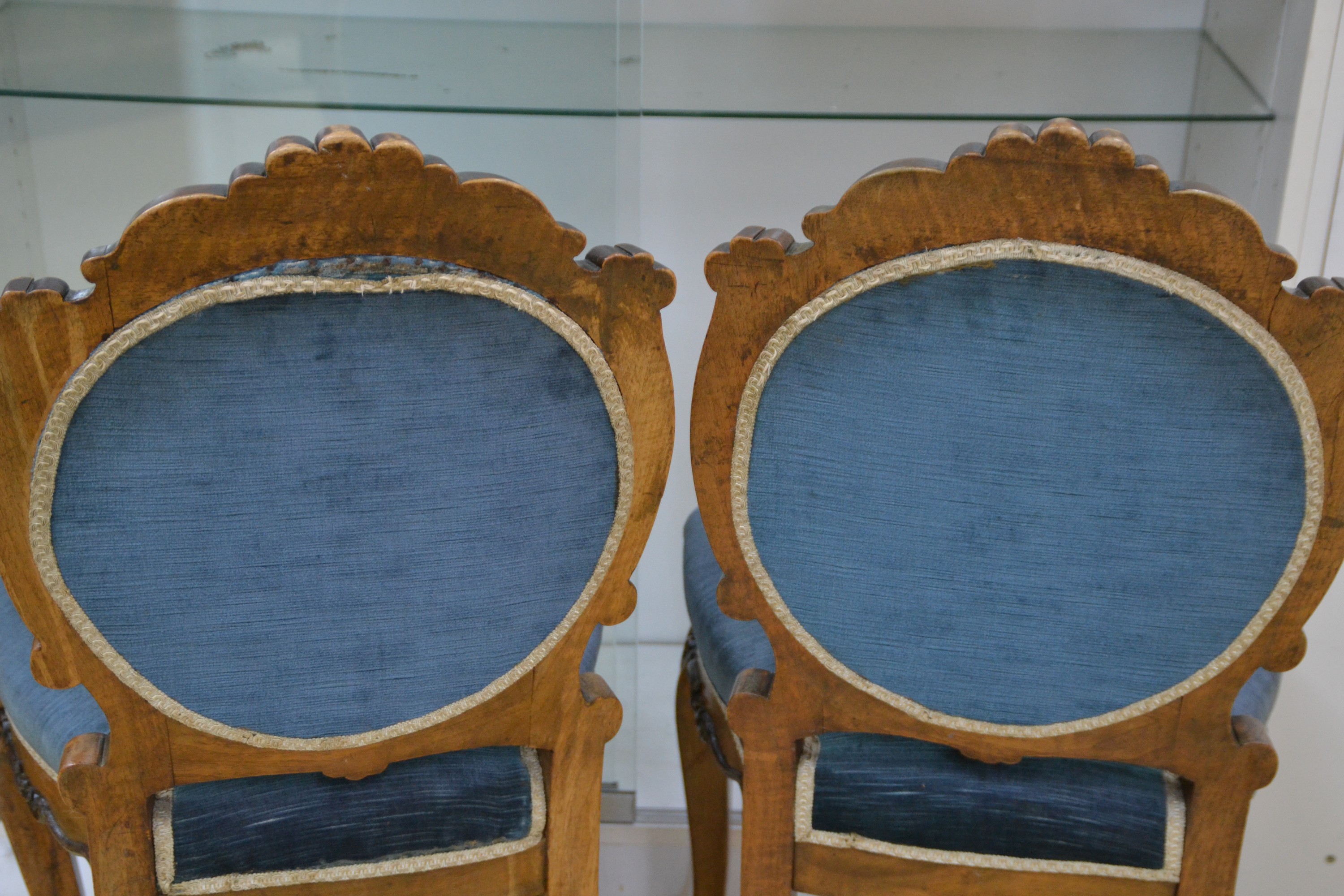 Detail e: Tisch und 4 Stühle, 1860/70, Tischplatte Palisanderfurnier mit feiner Marketerie in diversen Edelhölzern, Unterbau mit 4 geschwungenen geschnitzten ...