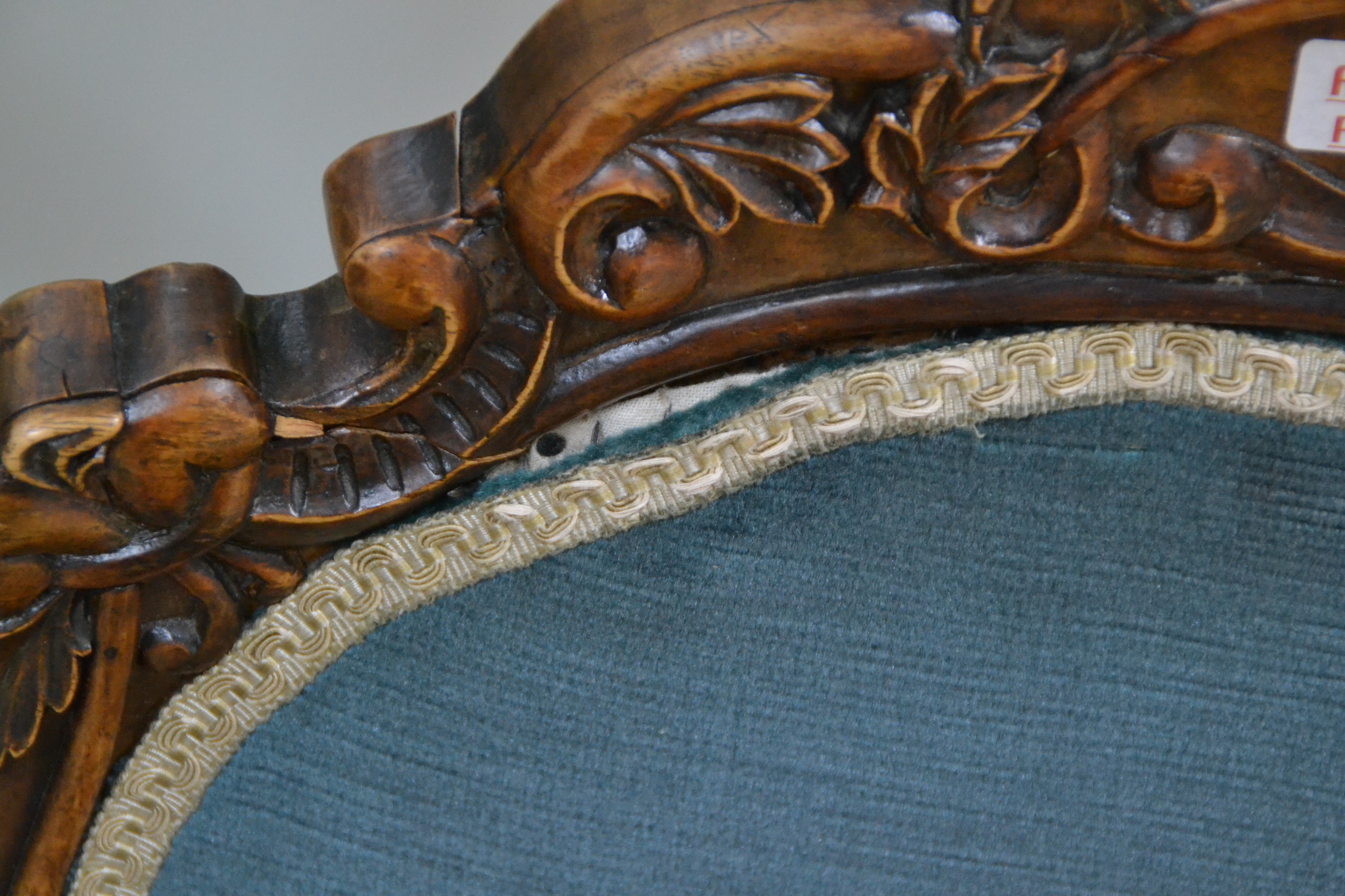 Detail g: Tisch und 4 Stühle, 1860/70, Tischplatte Palisanderfurnier mit feiner Marketerie in diversen Edelhölzern, Unterbau mit 4 geschwungenen geschnitzten ...