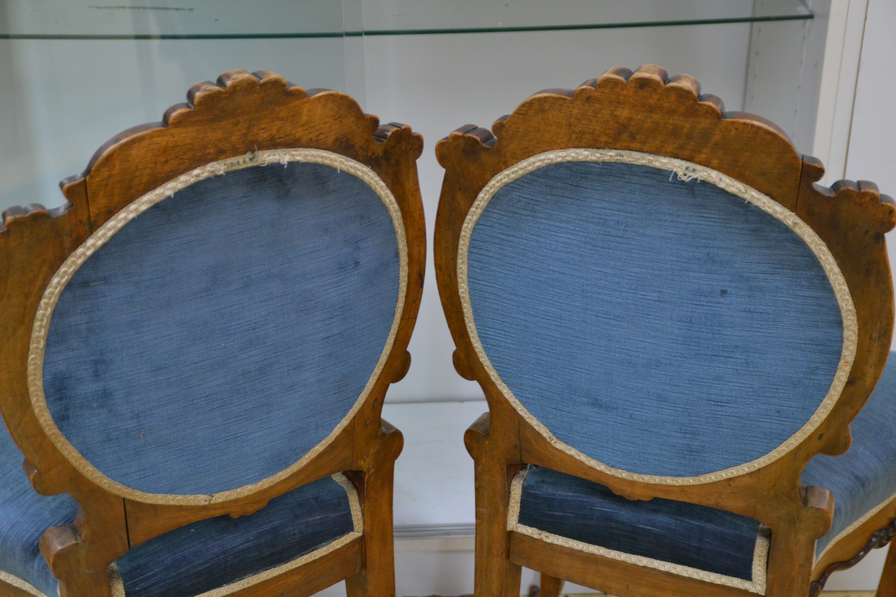 Detail h: Tisch und 4 Stühle, 1860/70, Tischplatte Palisanderfurnier mit feiner Marketerie in diversen Edelhölzern, Unterbau mit 4 geschwungenen geschnitzten ...