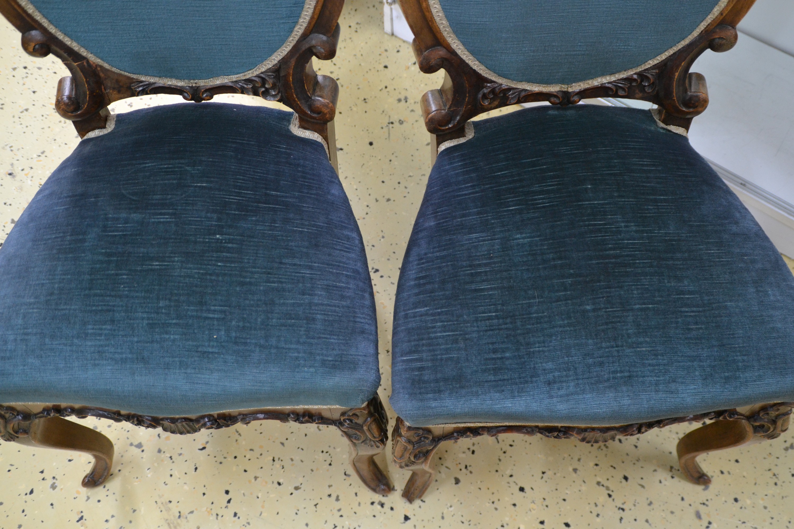 Detail i: Tisch und 4 Stühle, 1860/70, Tischplatte Palisanderfurnier mit feiner Marketerie in diversen Edelhölzern, Unterbau mit 4 geschwungenen geschnitzten ...