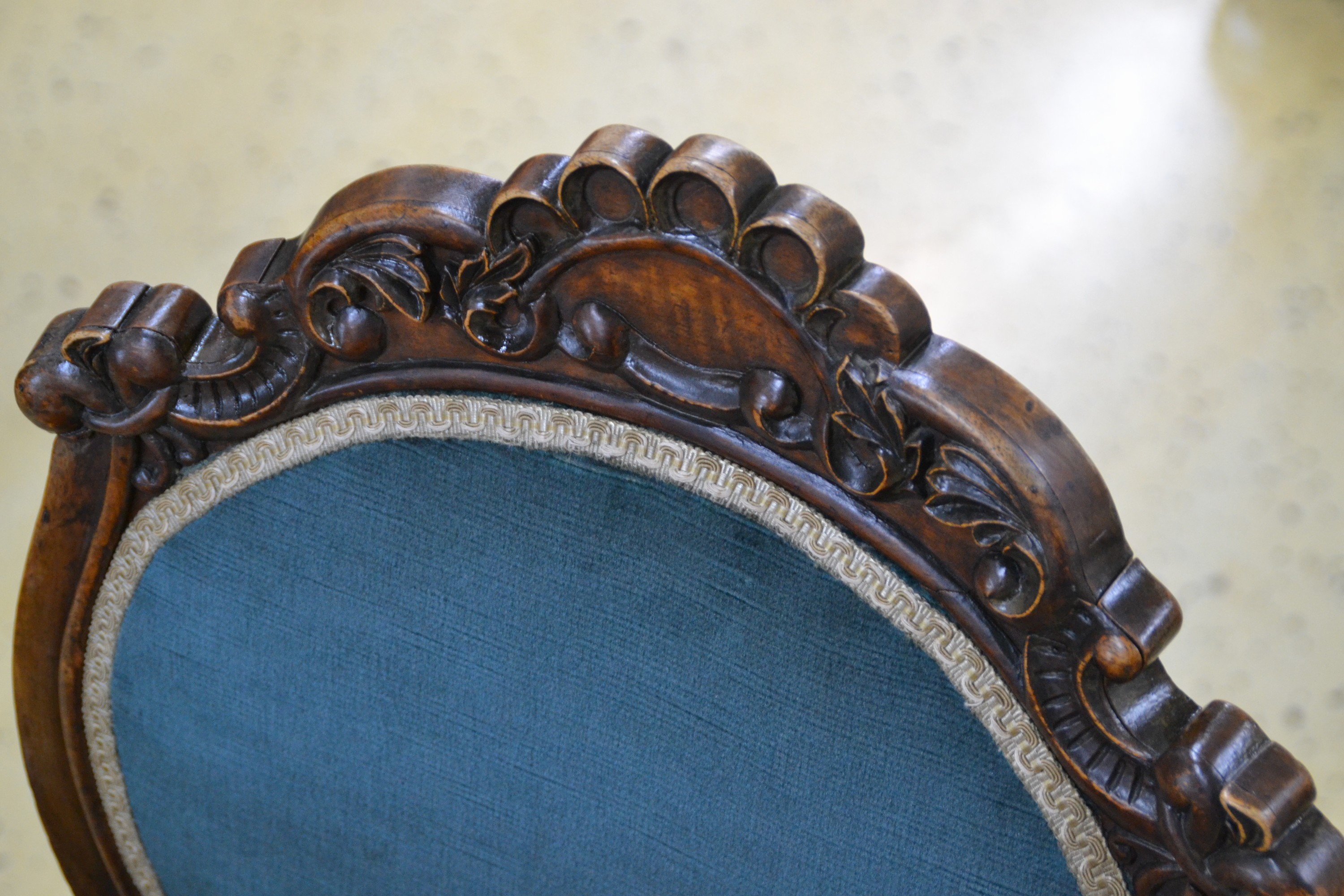 Detail j: Tisch und 4 Stühle, 1860/70, Tischplatte Palisanderfurnier mit feiner Marketerie in diversen Edelhölzern, Unterbau mit 4 geschwungenen geschnitzten ...
