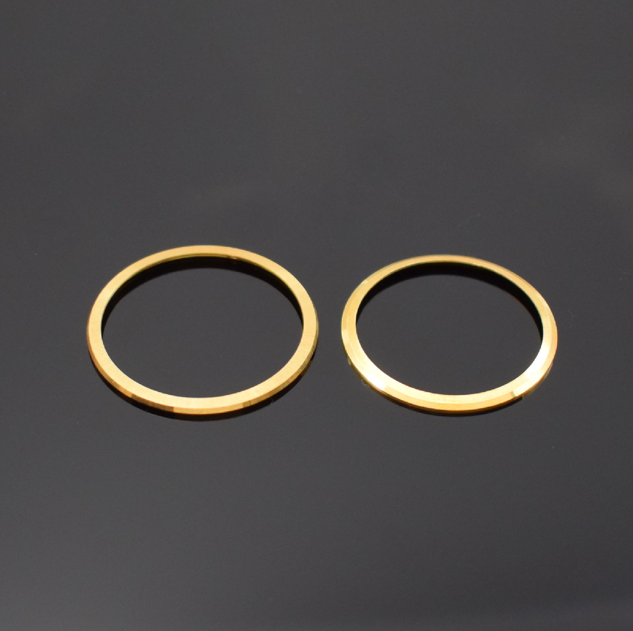 OMEGA 2 nahezu neuwertige Gold-Lünetten für Referenz 166.032 und BA 2847 in GG 750/000