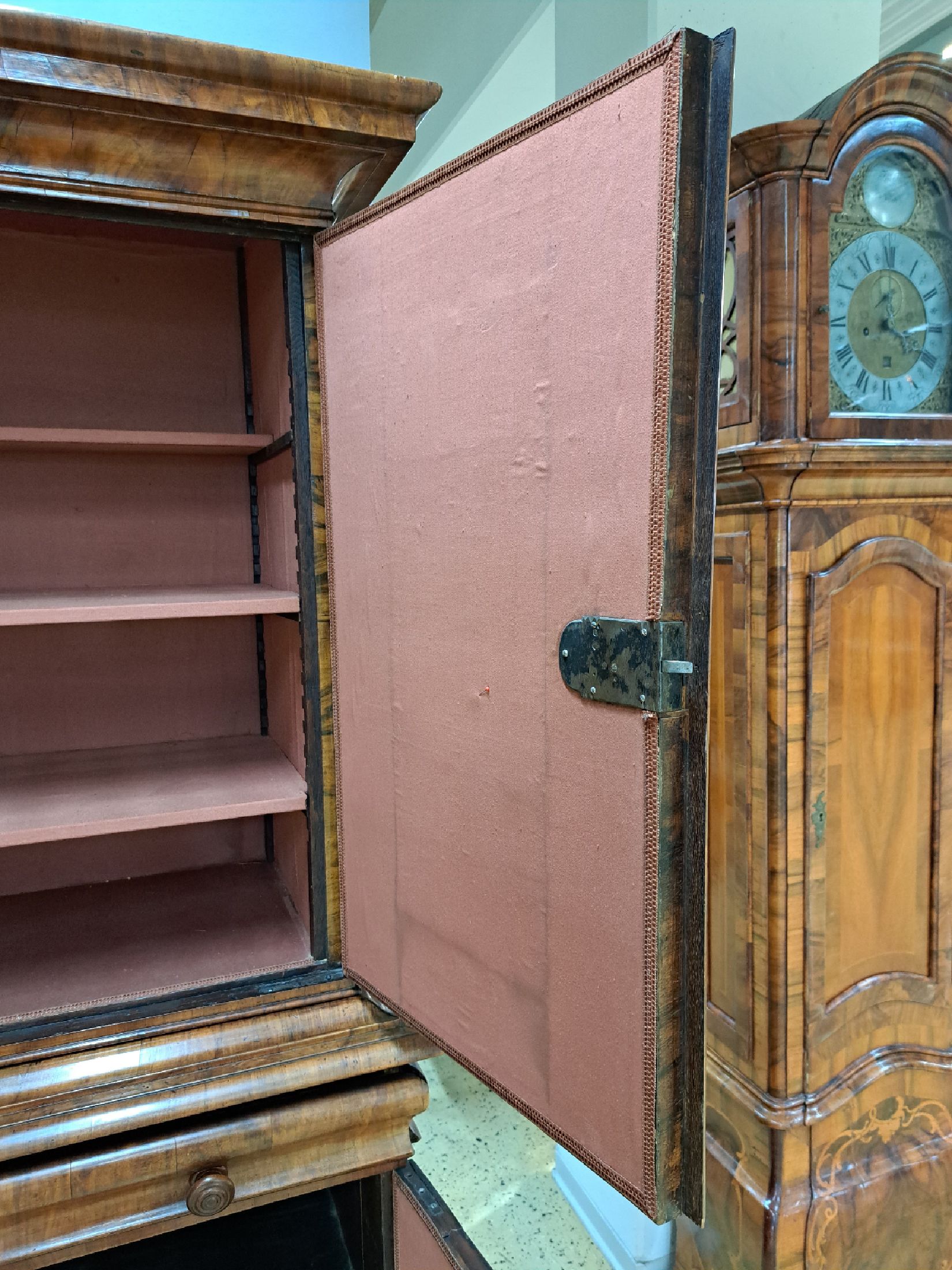 Detail e: Barock-Aufsatzschrank, um 1730/50, Nußbaumfurnier, in schöner Patina, Ober und Unterteil jeweils 2-türig, orig. Schlösser und orig. Schlüssel, ...