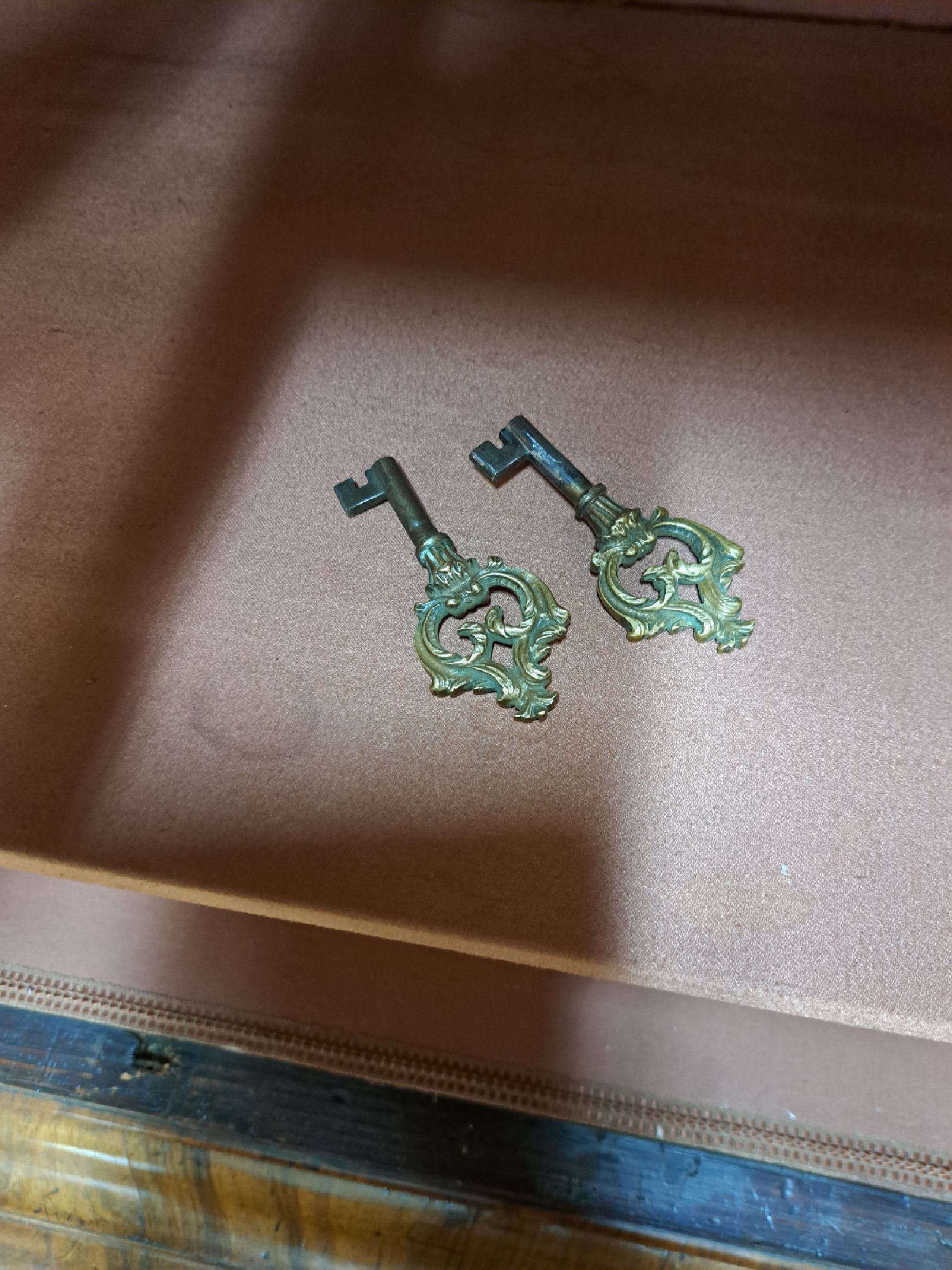 Detail f: Barock-Aufsatzschrank, um 1730/50, Nußbaumfurnier, in schöner Patina, Ober und Unterteil jeweils 2-türig, orig. Schlösser und orig. Schlüssel, ...