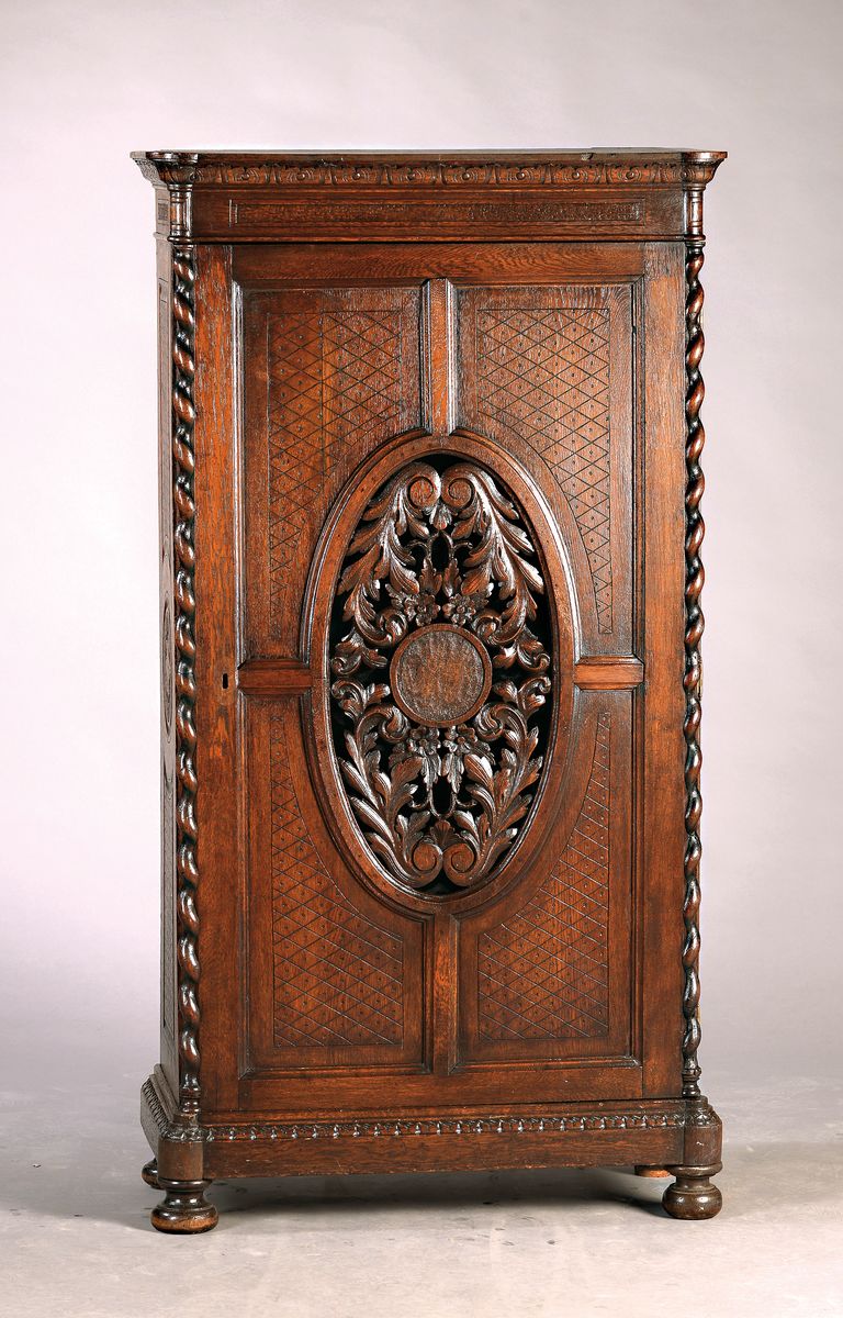 Kleiner Bücherschrank, um 1860/70, Eiche massiv mit aufwendigen Schnitzerei, Tür mit ovalem Medaillon und Blattschnitzerei , Innen mit 4 ...