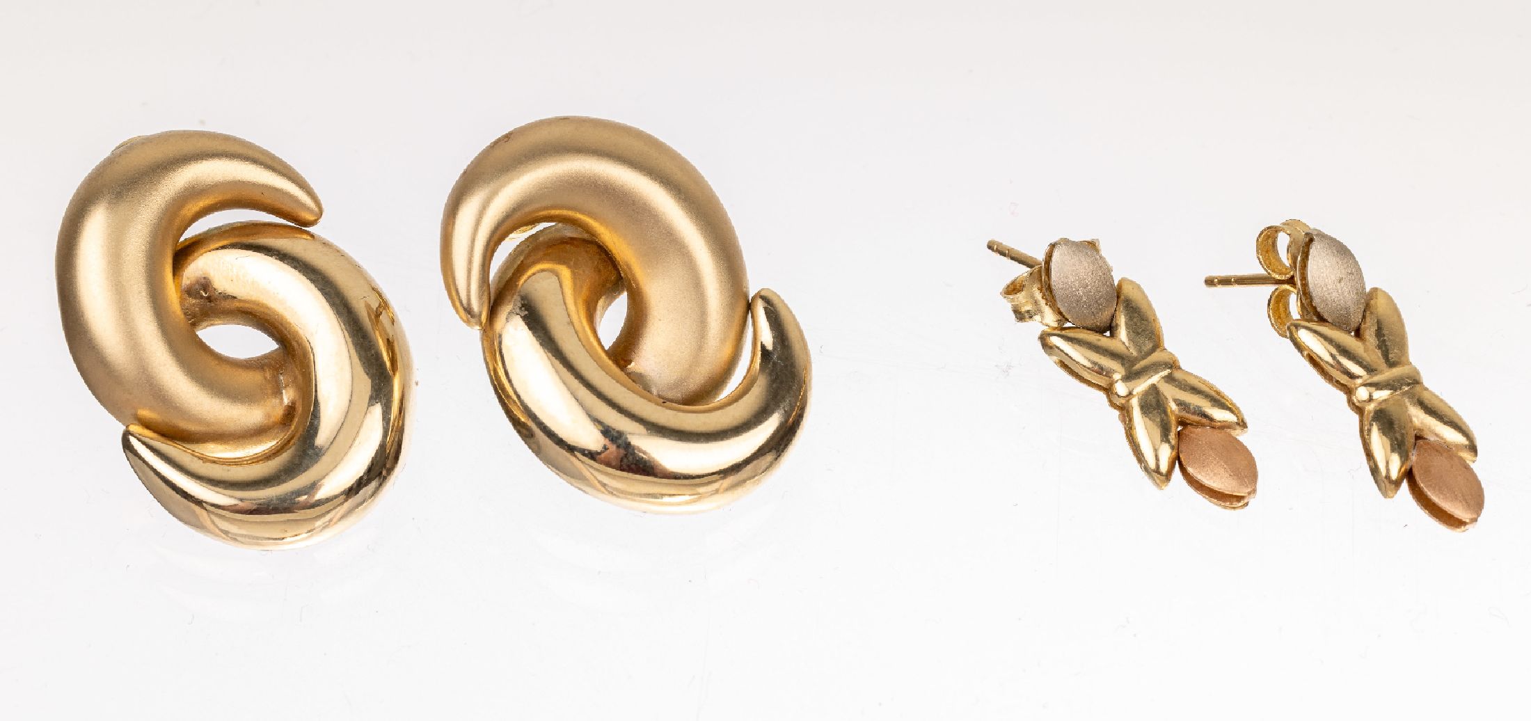 2 Paar 14 kt Gold Ohrstecker, GG 585/000, 1 x gefüllt, z.T. satiniert, total ca. 16.3 g