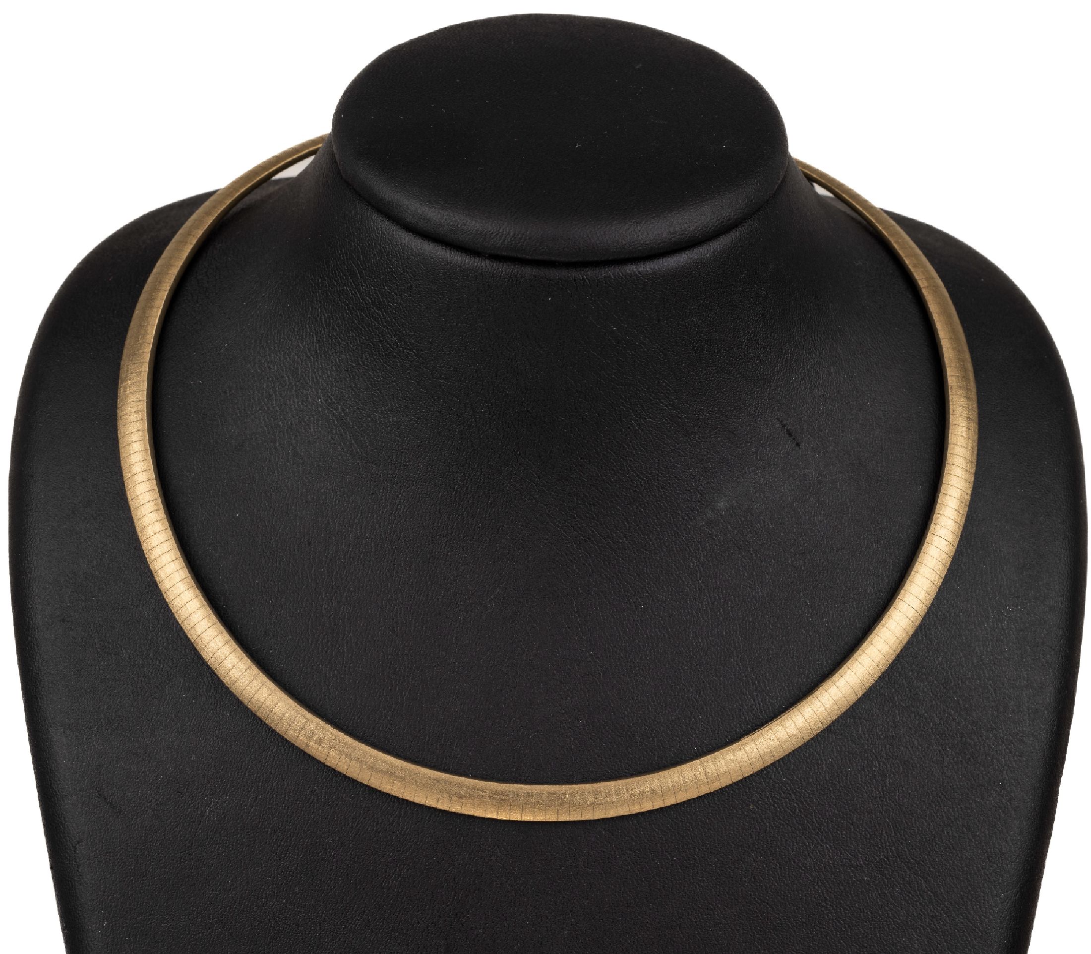 14 kt Gold Halsreif, GG 585/000, ca. 39.2 g, Vorderseite satiniert, D ca. 13 cm, Kastenschloß m. Sicherheitsacht