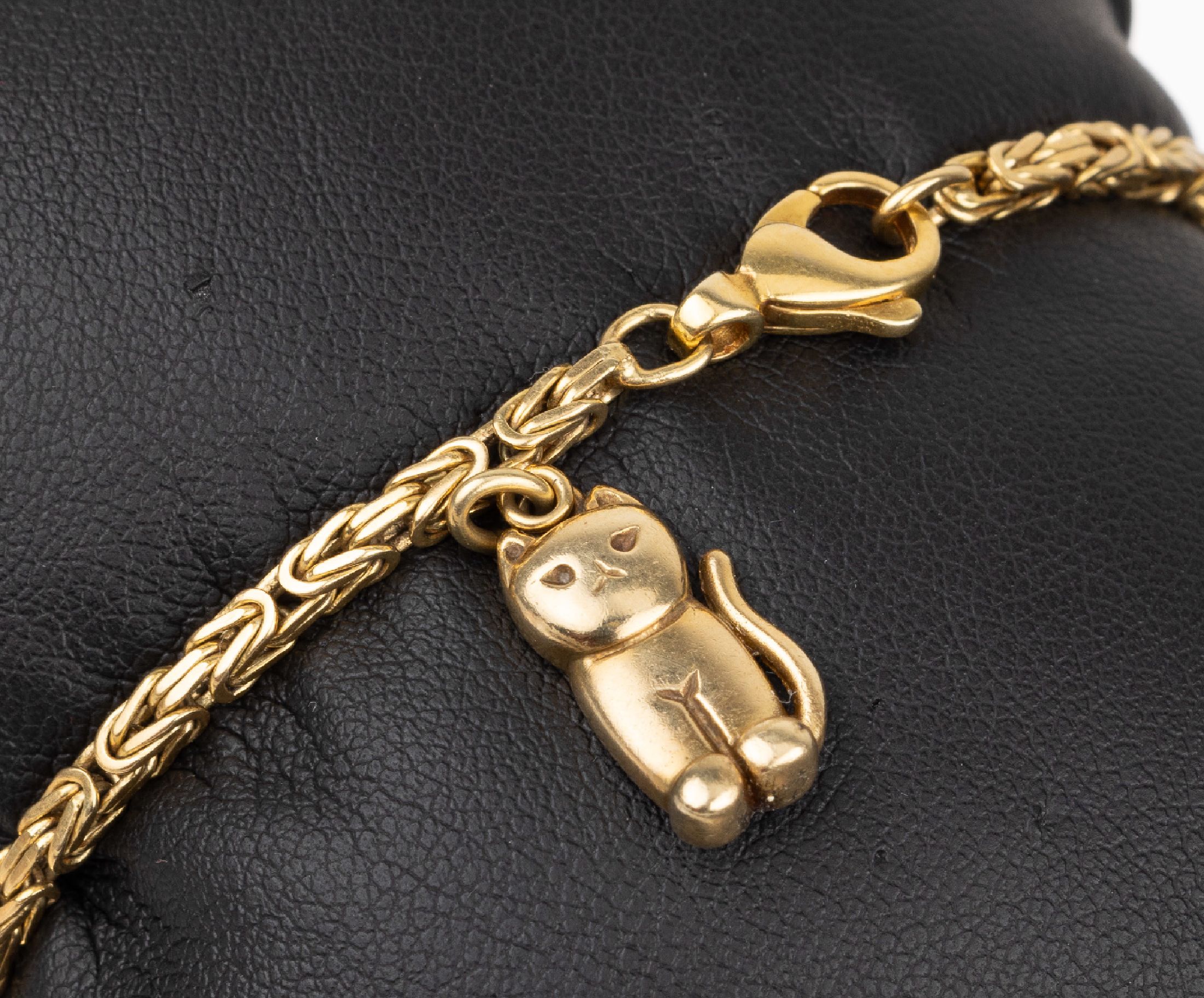 18 kt Gold Königskettenarmband, GG 750/000,Anhänger Katze, GG 585/000, sign. Quinn = Scheuerle, Karabinerschließe erneuert in GG 585/000, L. ca. ...