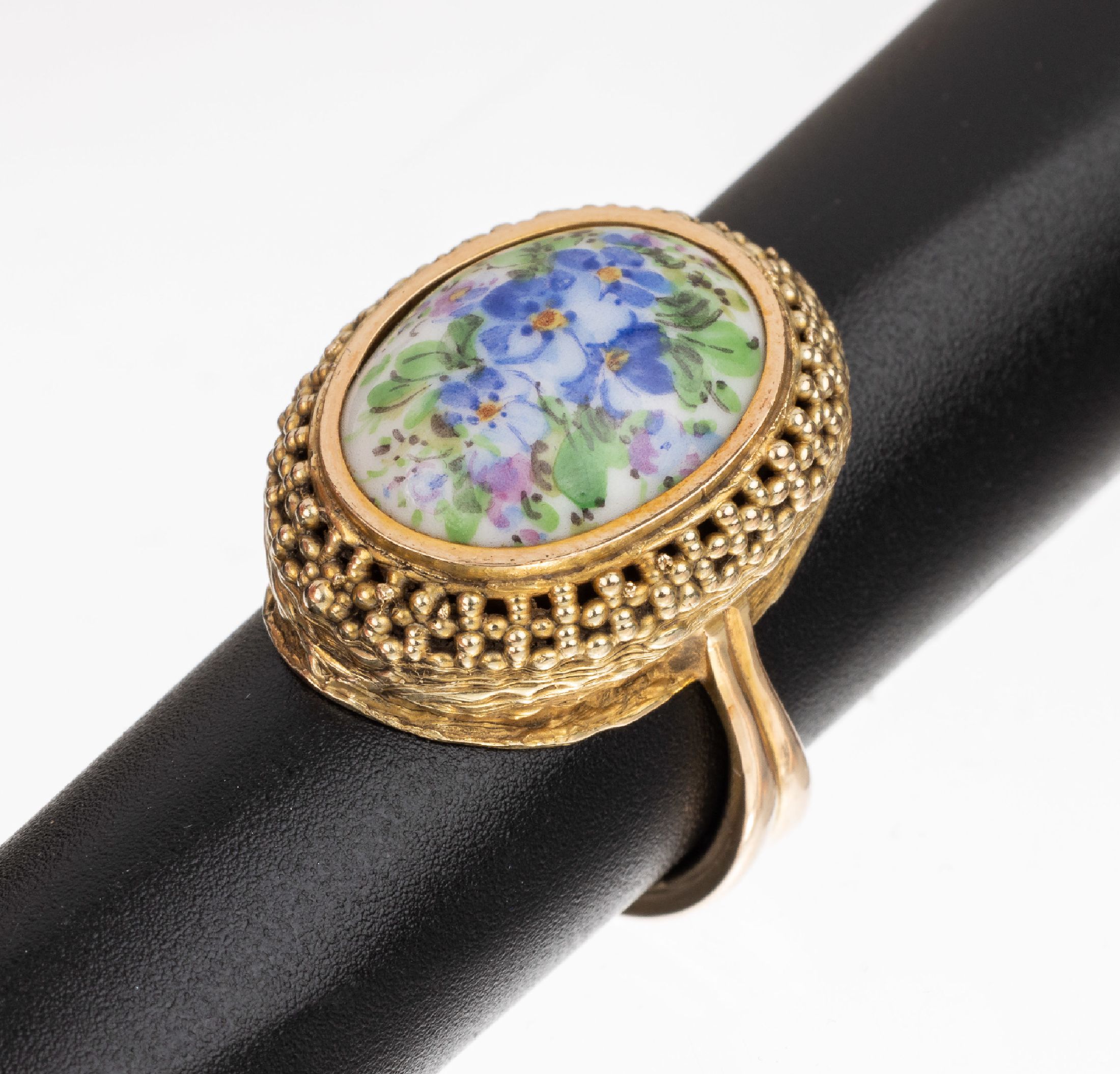 14 kt Gold Ring mit Meißener Porzellan, GG 585/000, ovaler Ringkopf, part. durchbrochen gearbeitet, mittig Porzellan-Einlage mit Blüten und ...