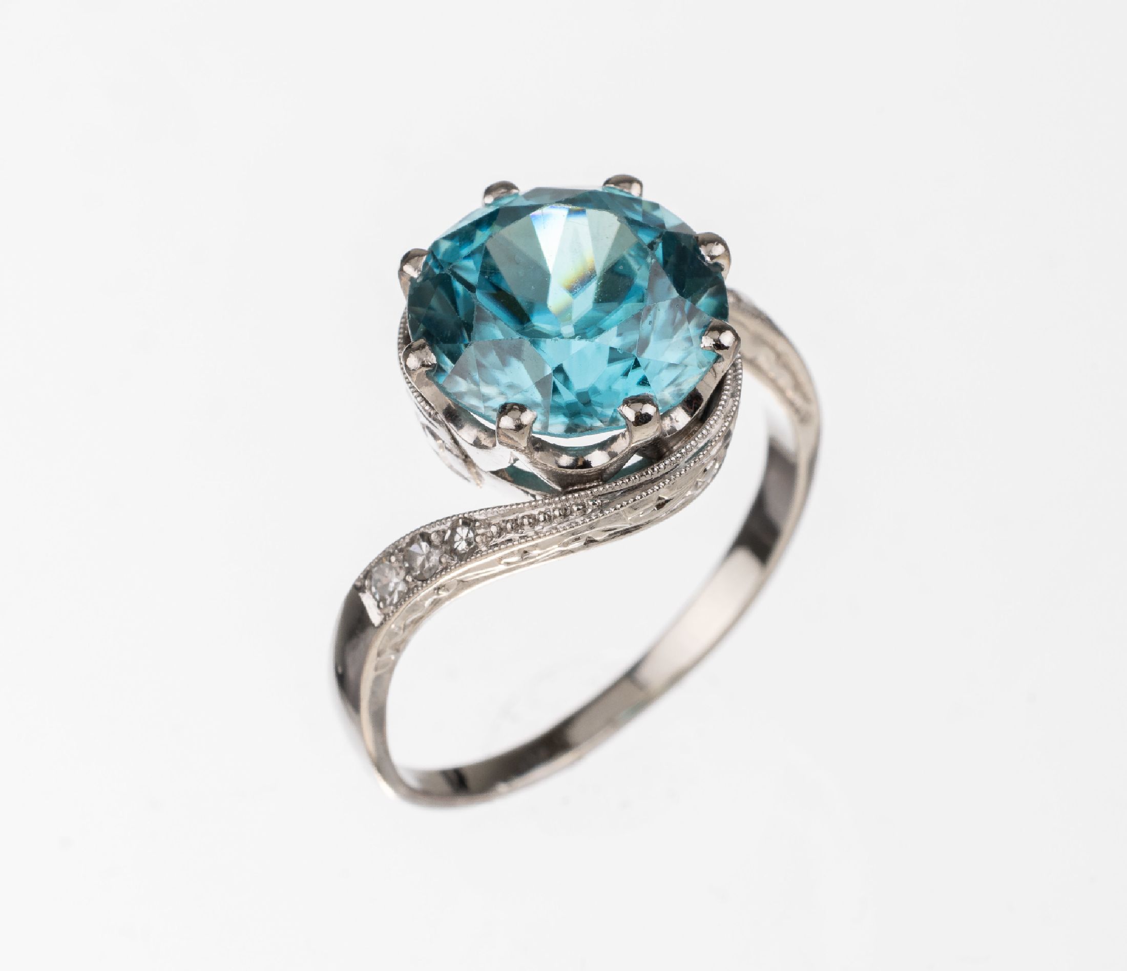 Platin Farbstein-Diamant-Ring, Pt gepr., 1930er Jahre, mittig rundfacett. hellblauer Zirkon ca. 5.0 ct, 6 8/8-Diamanten zus. ca. 0.10 ct Weiß/si-p ...