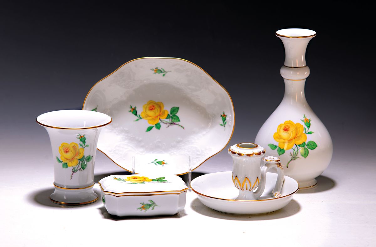 Fünf Geschirrteile, Meissen, gelbe Rose, Kerzenleuchter, Deckeldose, zwei Vasen, ovalerSchale, bemalt, Goldränder, Höhe ca. 3.5- 18 cm, z.T. 2. ...