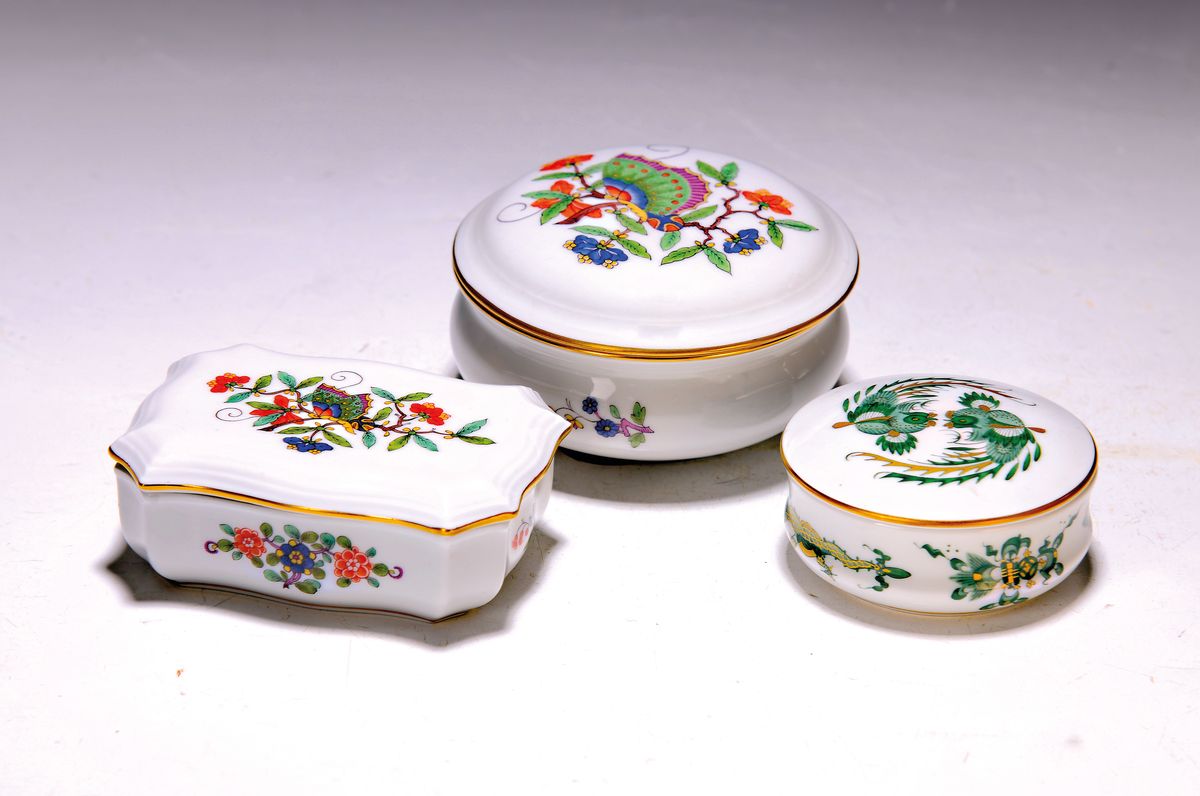 3 Deckeldosen, Meissen, 20. Jh., 2 Dosen Dekor chinesischer Schmetterling, L. ca. 9/9.5 cm, runde Dose, grüner Hofdrache mit Goldstaffage, D. 7 cm