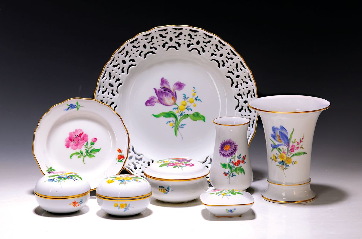 9 Gefäße/Teller, Meissen, 20. Jh. Blumendekor, Goldstaffage, 2 Vasen H. 10.5/14 cm, vier Dosen B. ca. 7-9 cm, Deckelgefäß für Rechaud, L. 8.5 ...