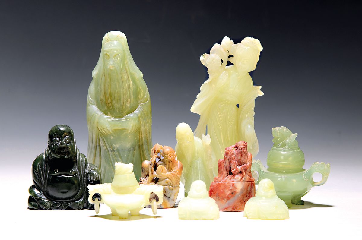 10 Schnitzereien, China, 20. Jh., Jade, Jadeit und Achat, geschnitzt, versch. Darstellungen, Guanyin, Heilige, Hotai-Darstellungen u.a., z.T. l. ...