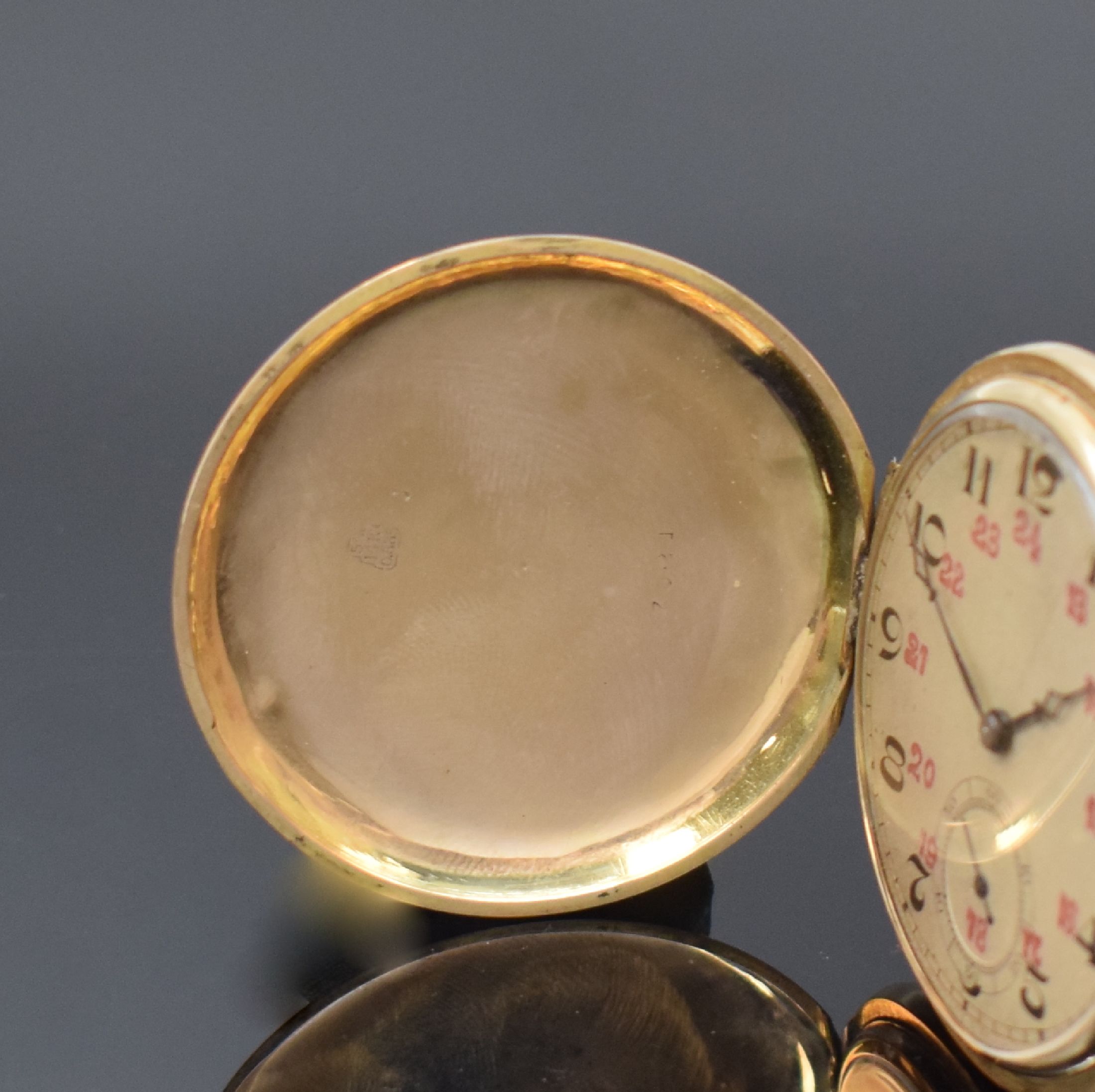 Detail a: Herrensavonette und Damentaschenuhr in GG 585/000, Schweiz um 1900/1920, 1) Herren- Savonette, guill. 2-Deckel Goldgeh. berieb., vers. Zifferbl., ...