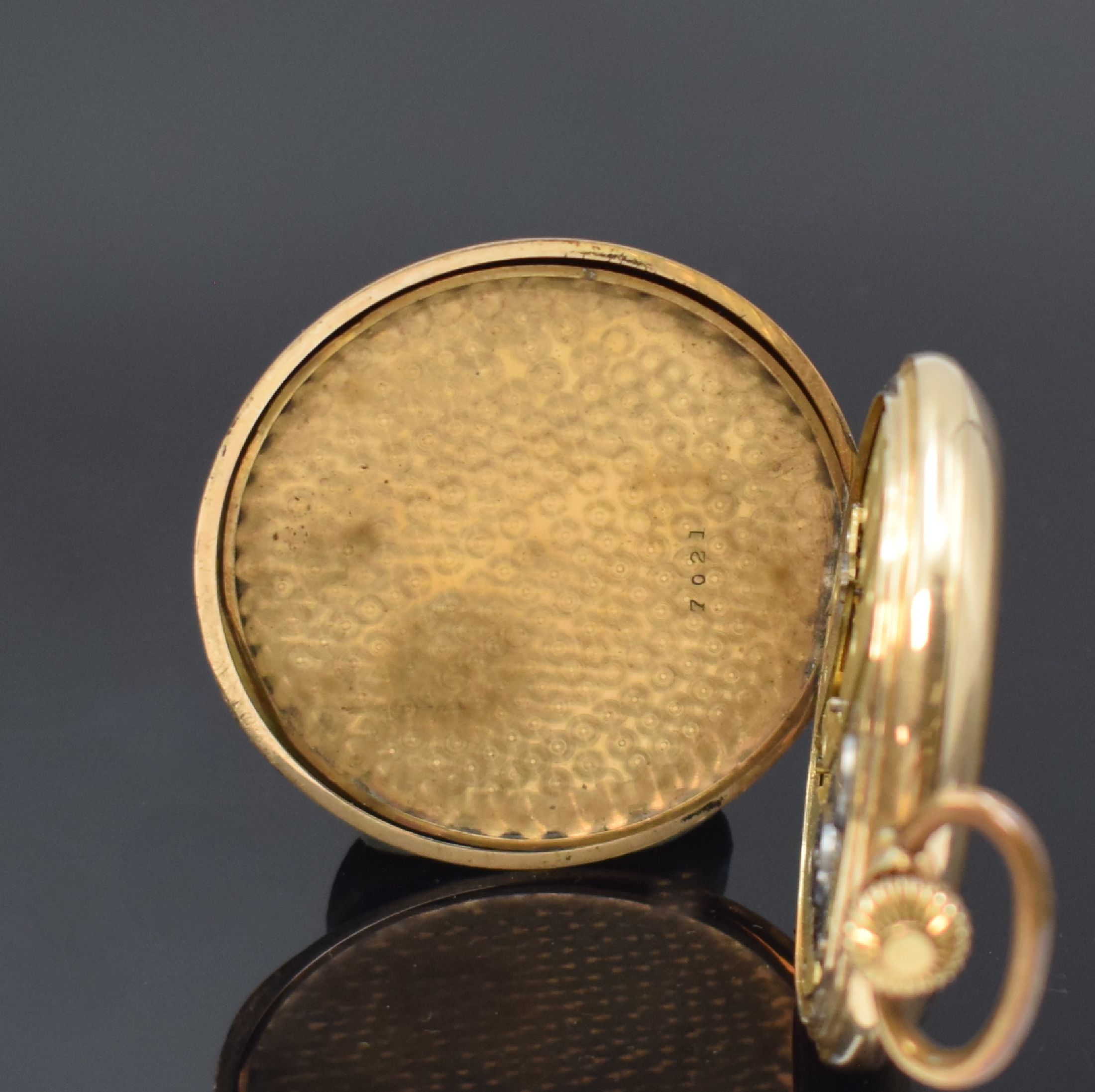 Detail f: Herrensavonette und Damentaschenuhr in GG 585/000, Schweiz um 1900/1920, 1) Herren- Savonette, guill. 2-Deckel Goldgeh. berieb., vers. Zifferbl., ...
