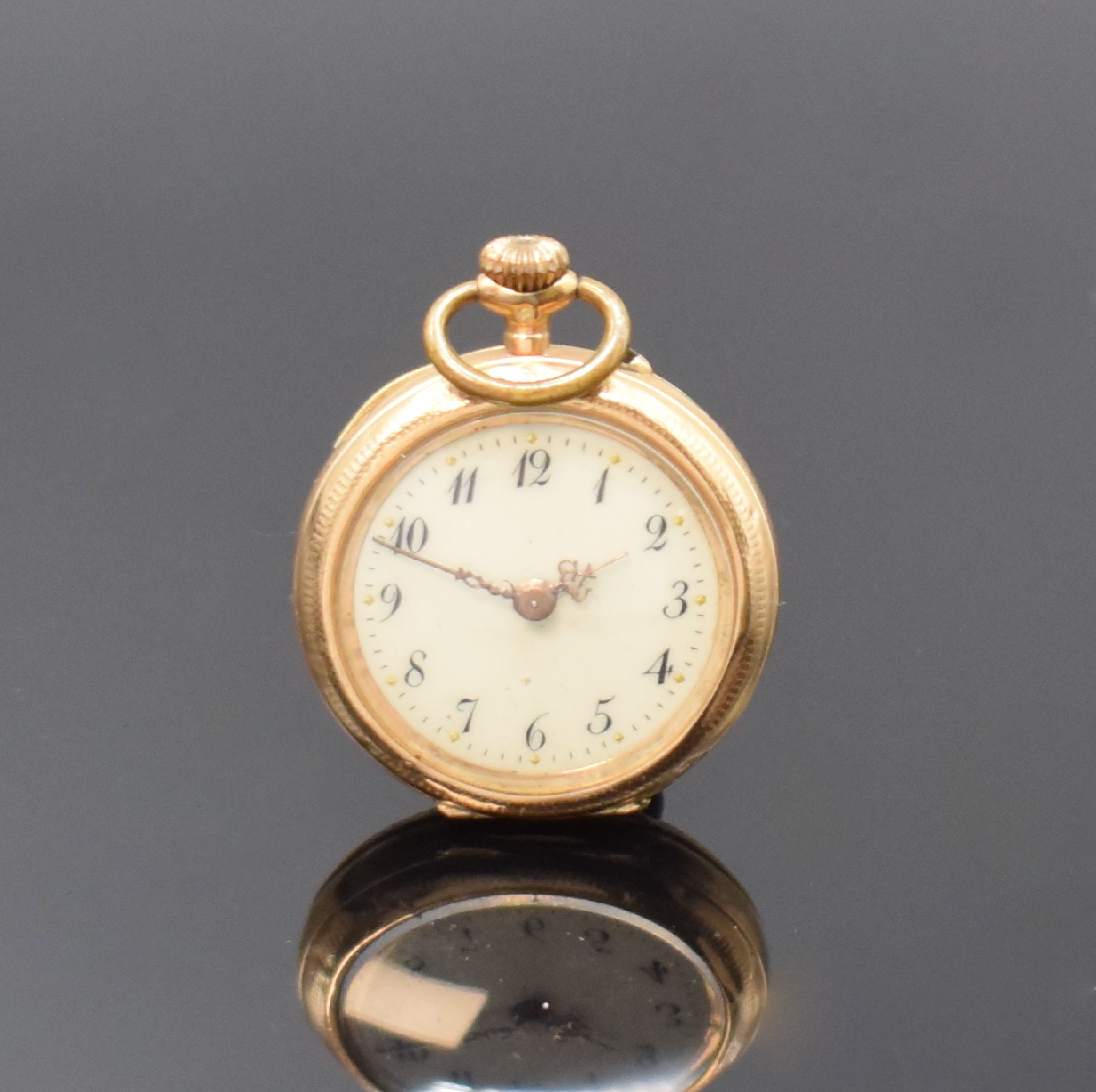 Detail h: Herrensavonette und Damentaschenuhr in GG 585/000, Schweiz um 1900/1920, 1) Herren- Savonette, guill. 2-Deckel Goldgeh. berieb., vers. Zifferbl., ...