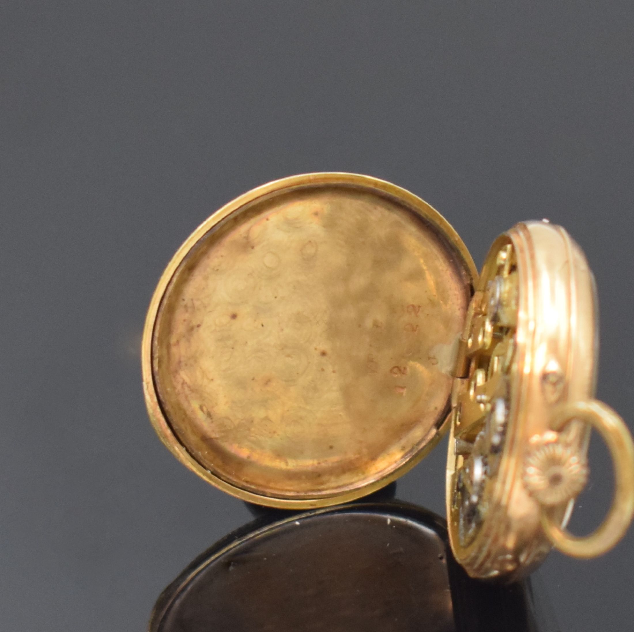 Detail l: Herrensavonette und Damentaschenuhr in GG 585/000, Schweiz um 1900/1920, 1) Herren- Savonette, guill. 2-Deckel Goldgeh. berieb., vers. Zifferbl., ...