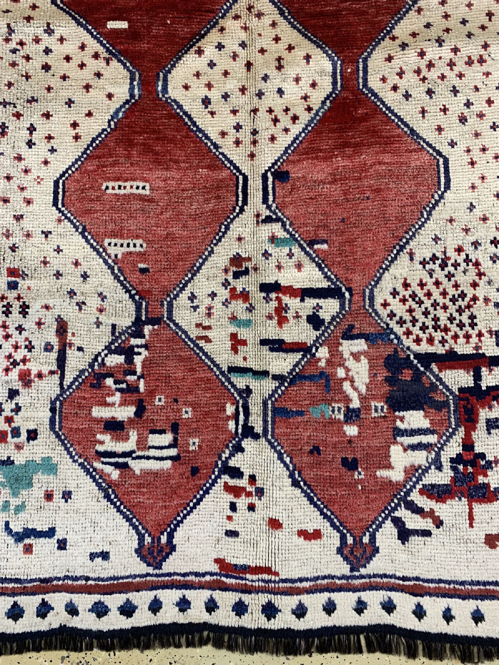 Detail b: Louri Gabbeh antik, Persien, um 1910/1920, Wolle auf Ziegenhaar, ca. 220 x 129 cm, EHZ: 2, (restauriert)
