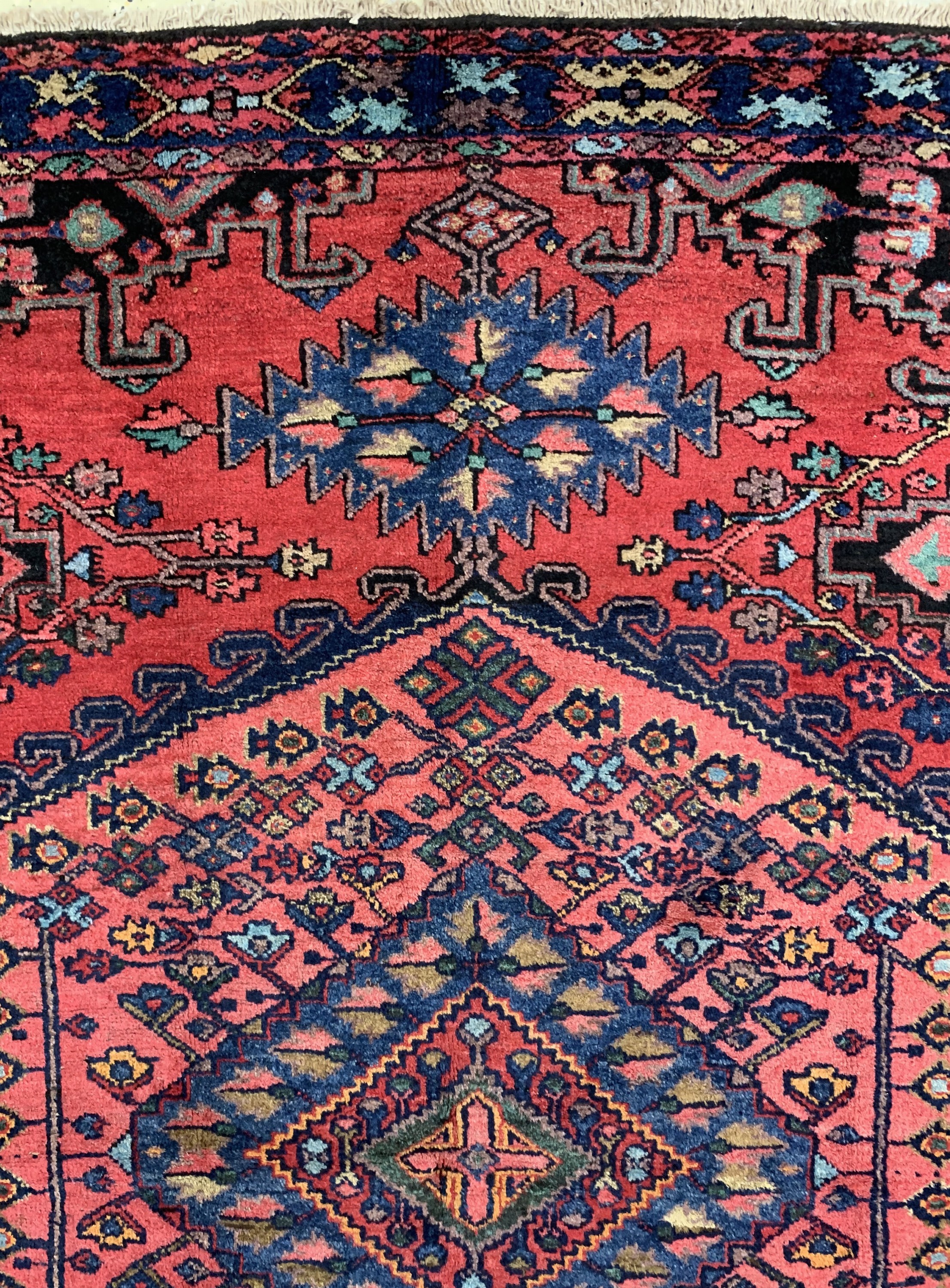 Detail b: Wiss alt, Persien, um 1960, Wolle auf Baumwolle, ca. 208 x 157 cm, EHZ: 2 minimaler Mottenfraß.