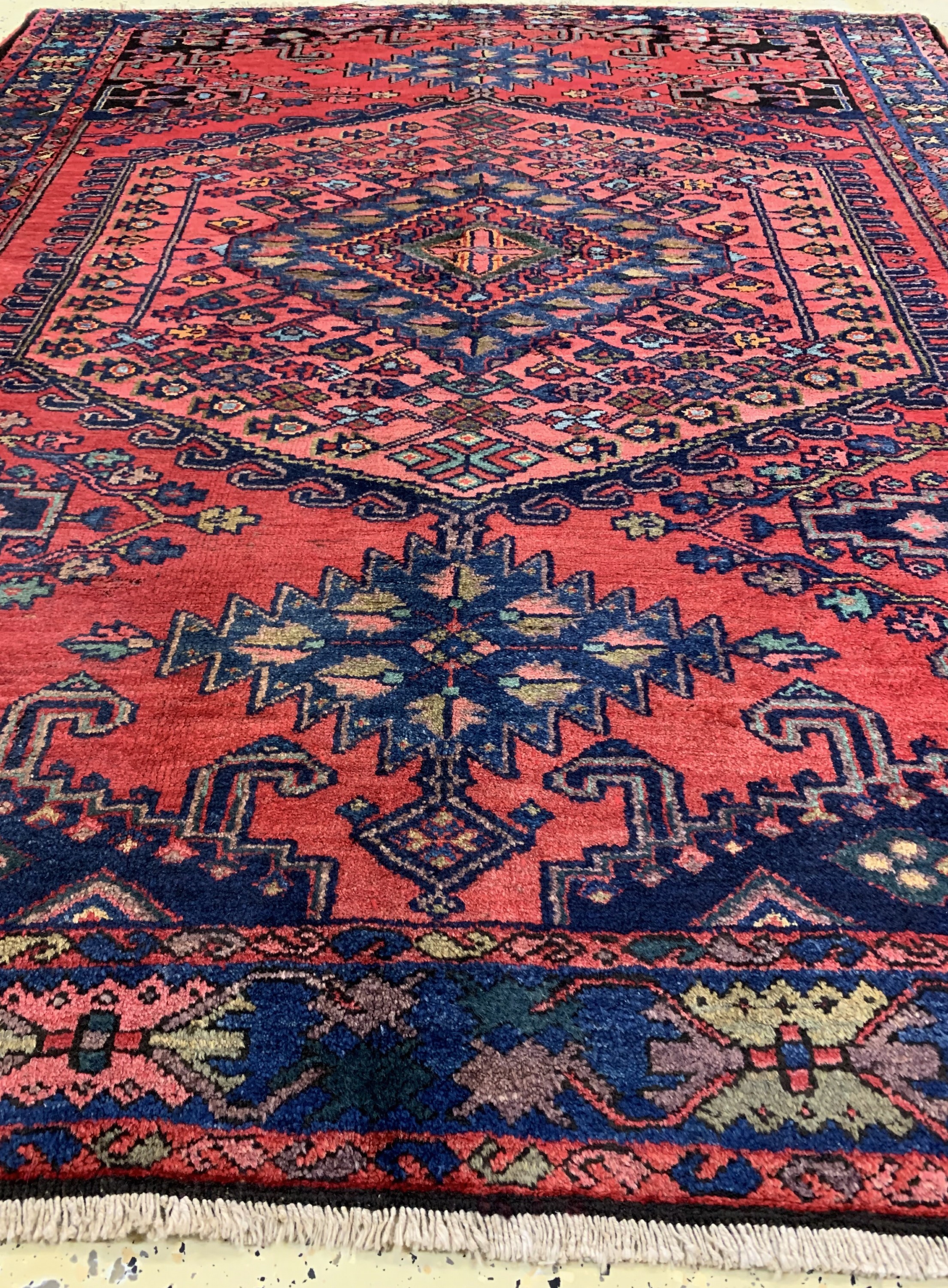 Detail d: Wiss alt, Persien, um 1960, Wolle auf Baumwolle, ca. 208 x 157 cm, EHZ: 2 minimaler Mottenfraß.