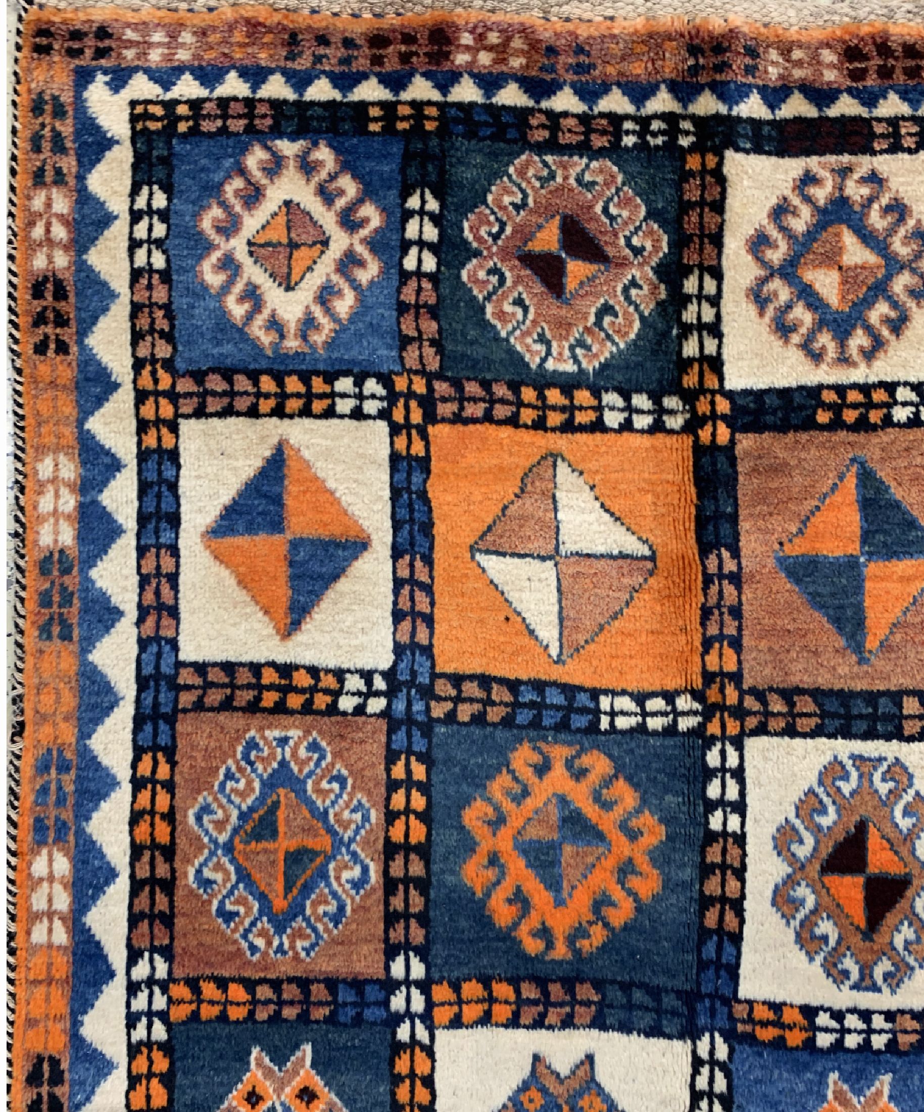 Detail b: Ghaschgai Gabbeh, Persien, um 1950, Wolle auf Wolle, ca. 225 x 145 cm, EHZ: 2