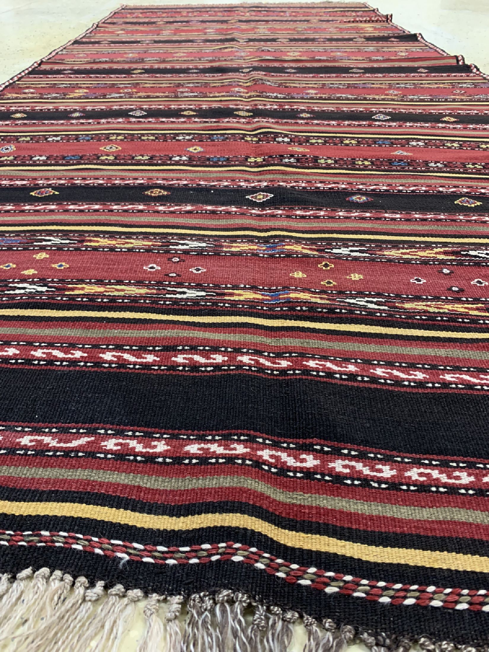 Detail c: Kourdischer Kelim, Persien, um 1930, Wolle auf Wolle, ca. 342 x 142 cm, EHZ: 2
