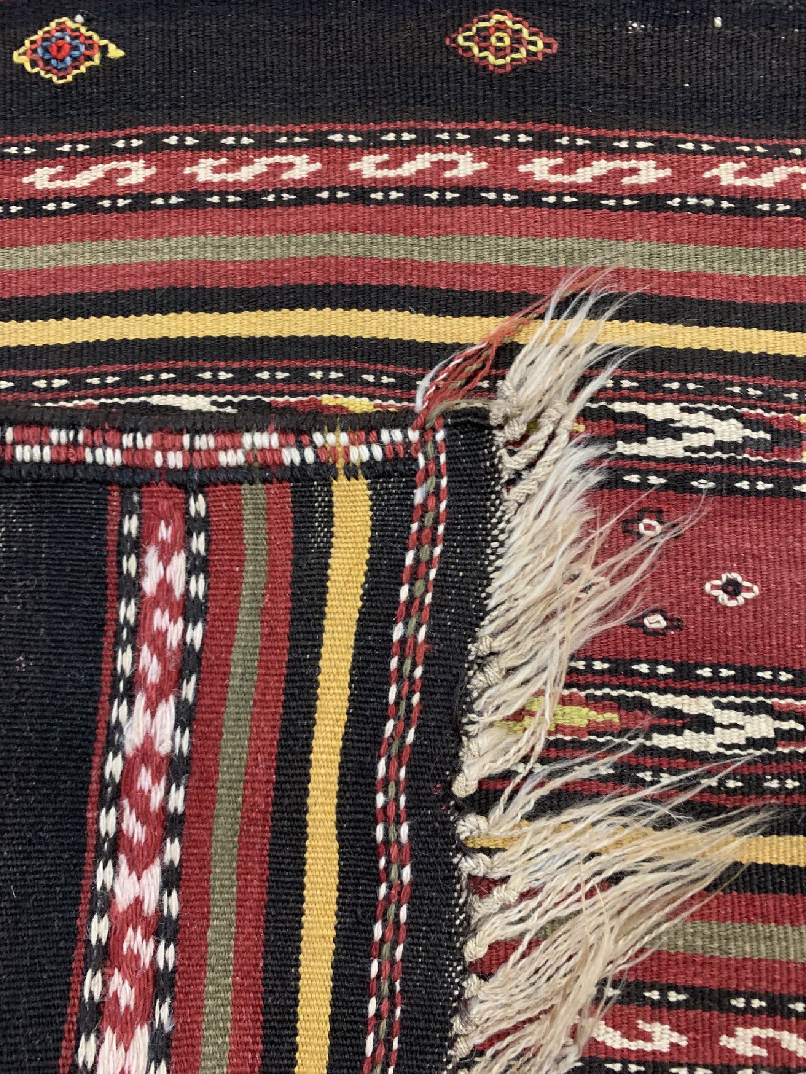 Detail d: Kourdischer Kelim, Persien, um 1930, Wolle auf Wolle, ca. 342 x 142 cm, EHZ: 2