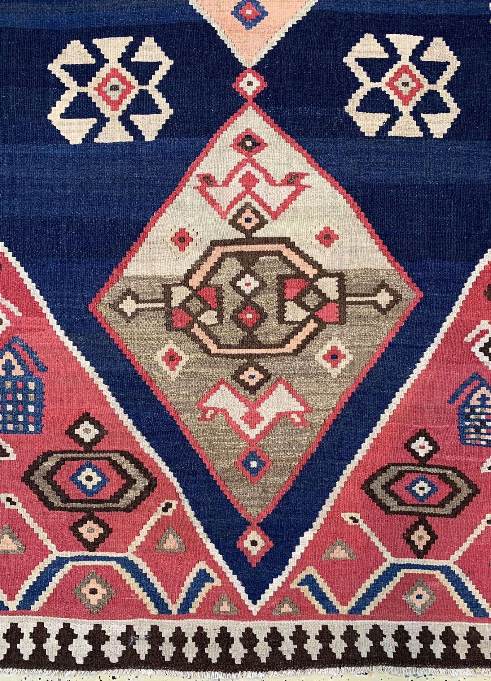 Detail b: Azeri Kelim, Azerdaijan, um 1940, Wolle aufBaumwolle, ca. 296 x 130 cm, EHZ: 1-2
