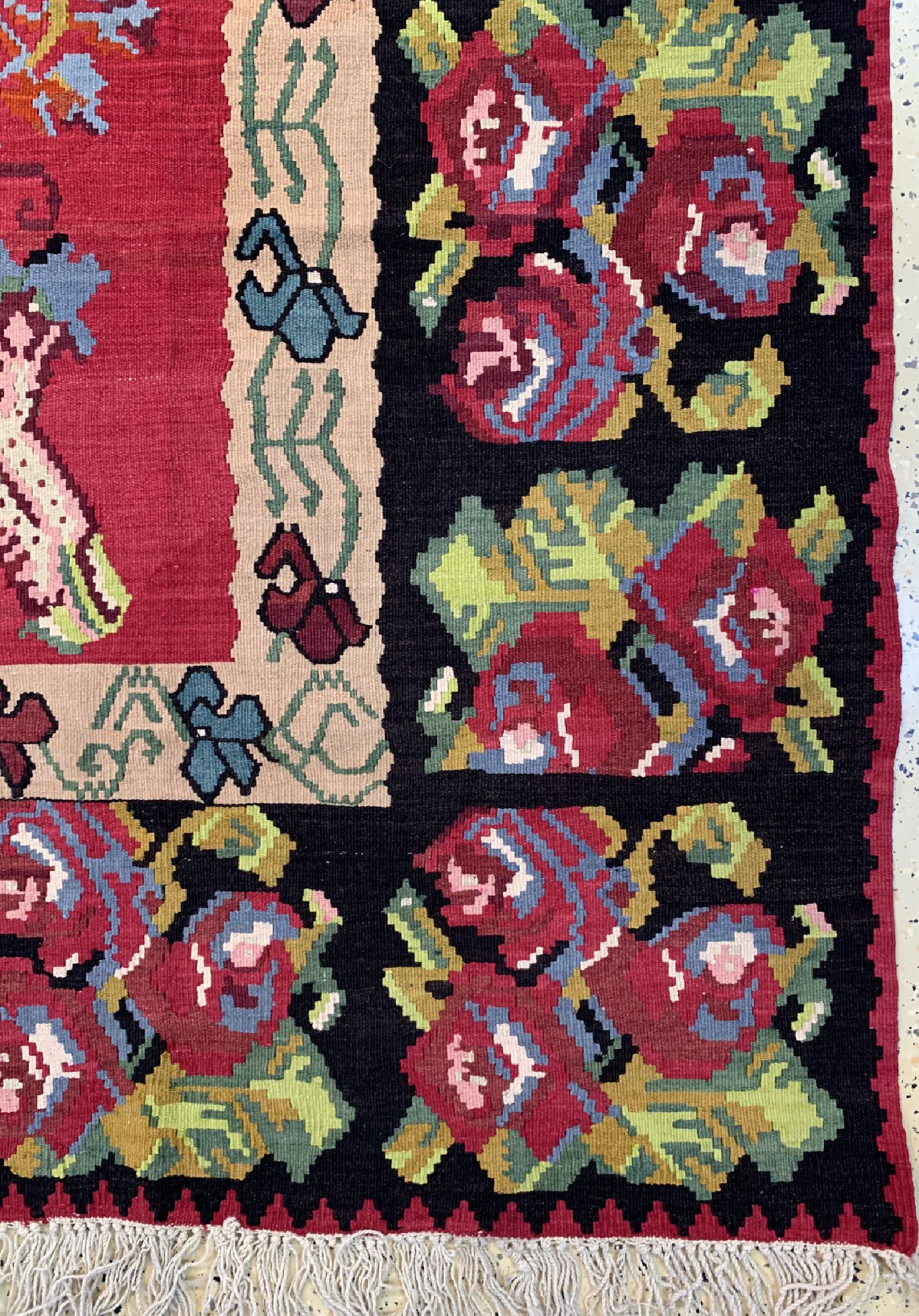 Detail a: Gösman Kelim, Balkan, ca. 50 Jahre, Wolle auf Wolle, ca. 353 x 266 cm, EHZ: 1-2