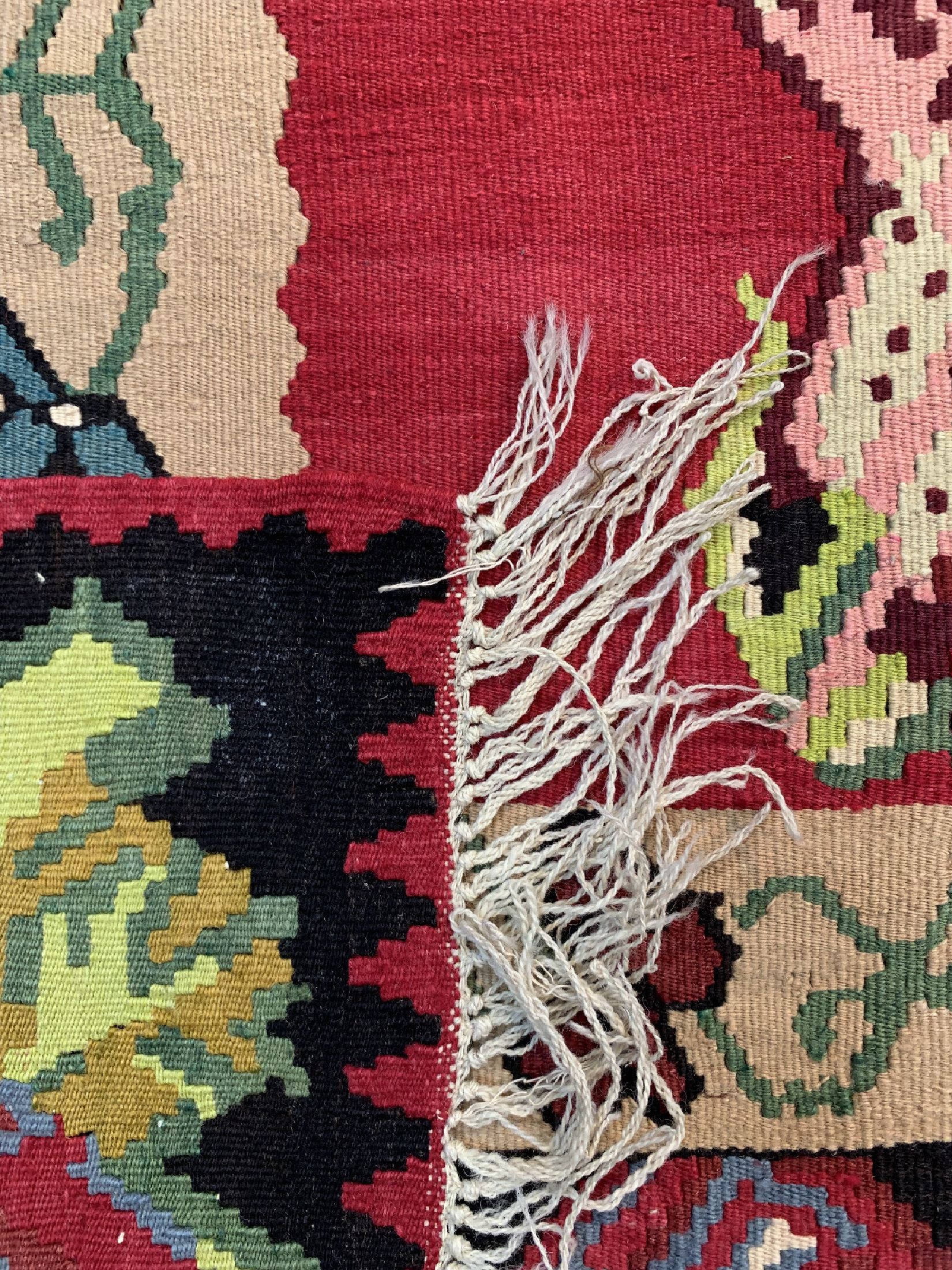 Detail d: Gösman Kelim, Balkan, ca. 50 Jahre, Wolle auf Wolle, ca. 353 x 266 cm, EHZ: 1-2