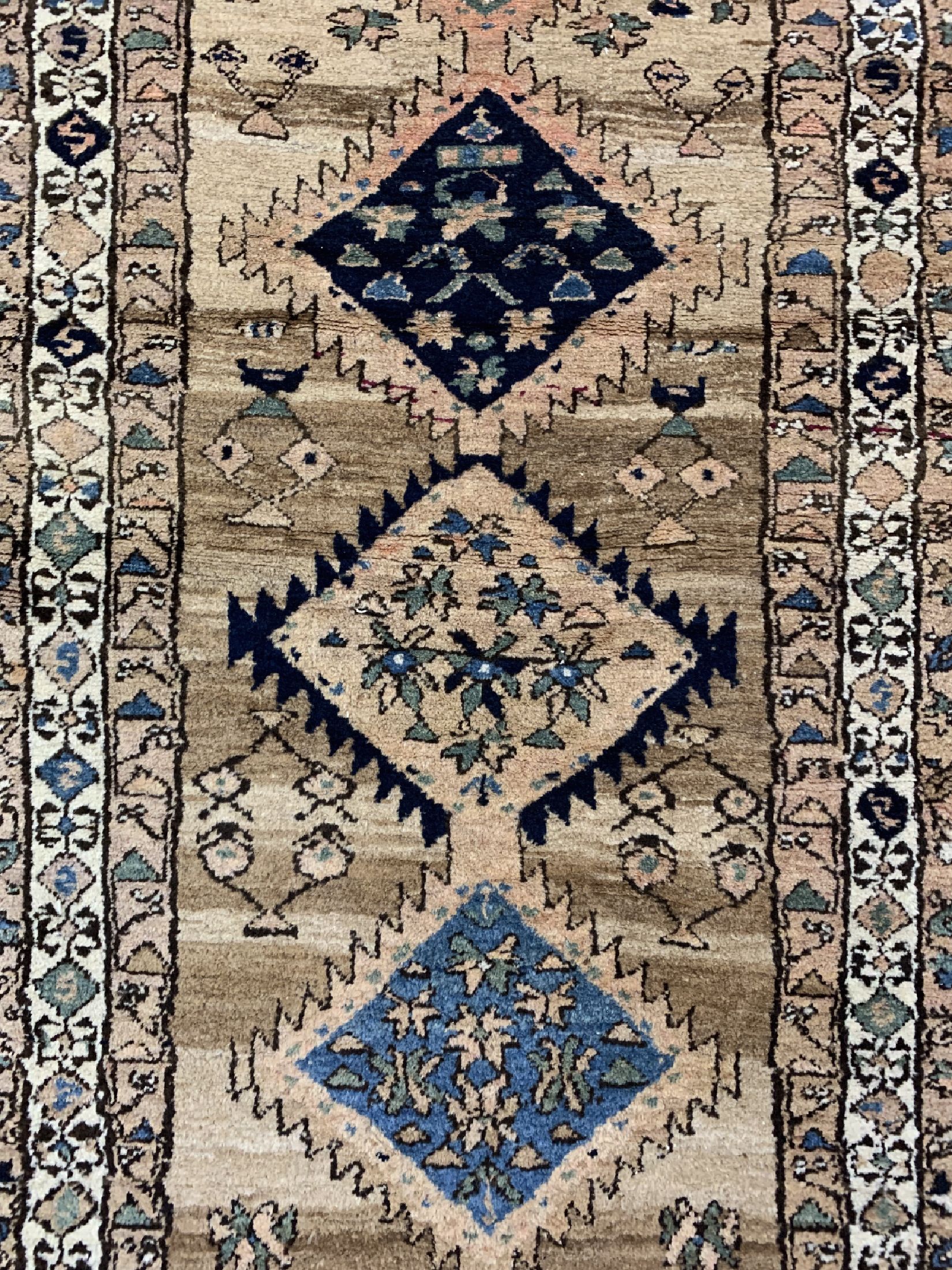 Detail b: Antiker Sarab, Persien, um 1900, Wolle auf Wolle, ca. 377 x 107 cm, EHZ: 2