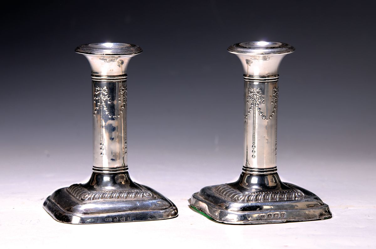 Paar Kerzenleuchter, England, Birmingham, um 1870, 925er Sterling Silber, gefüllt, geprägter Schleifendekor, verbeult, H. ca. 12cm