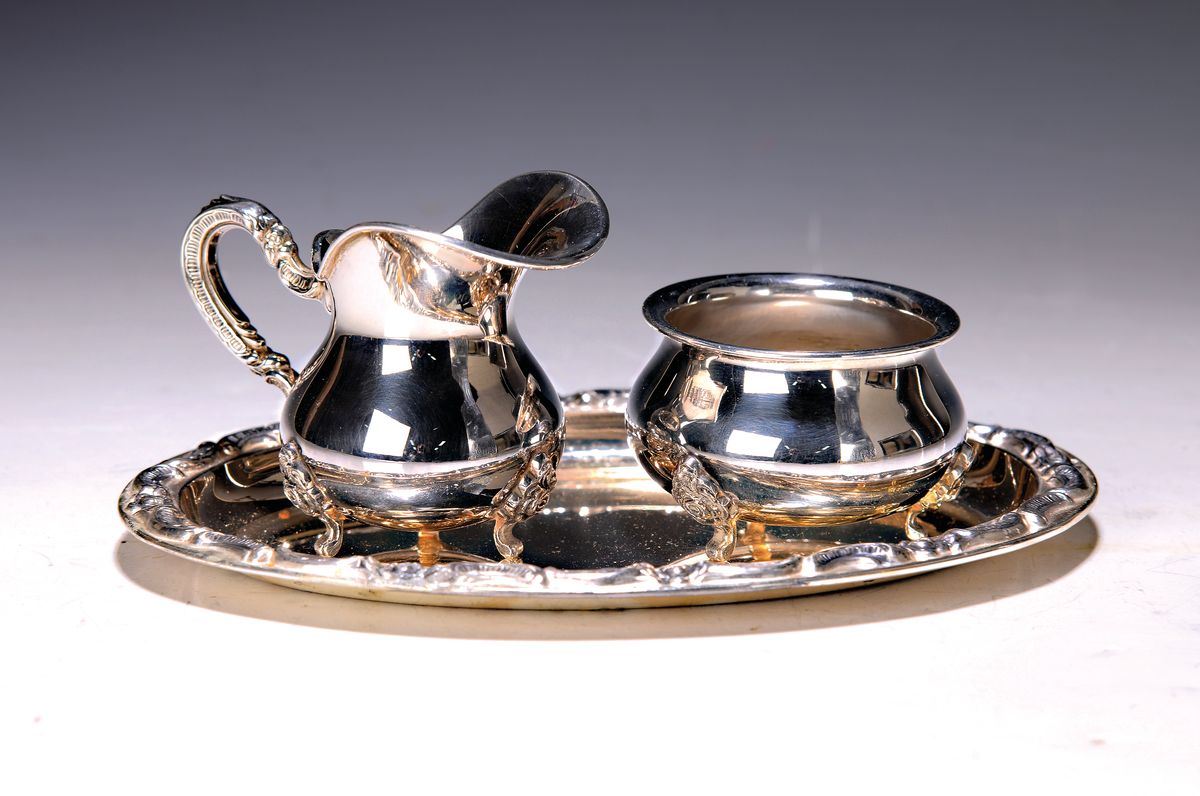 Sahnegießer und Zuckerschale auf Tablett, deutsch, um 1900, 925er Sterling Silber, H. ca. 5 bzw. 7cm, zus. ca. 260 g.