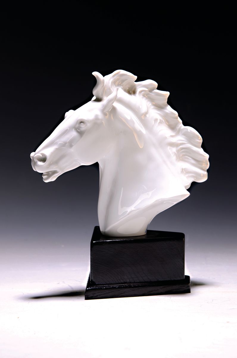 Pferdekopf, Meissen, Entwurf Erich Oehme, 2. Hälfte 20. Jh., weiß, H. ca. 16cm, mit Sockel ca. 22cm, signiert