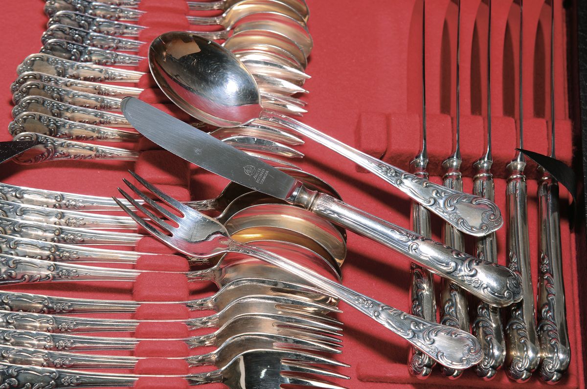 Besteck für 12 Personen, deutsch, 800er Silber, Rokokostil, Modell Nica, 12 Messer, 12 Gabeln, 12 Löffel, 12 Kaffeelöffel, 12 Kuchengabeln, ein ...