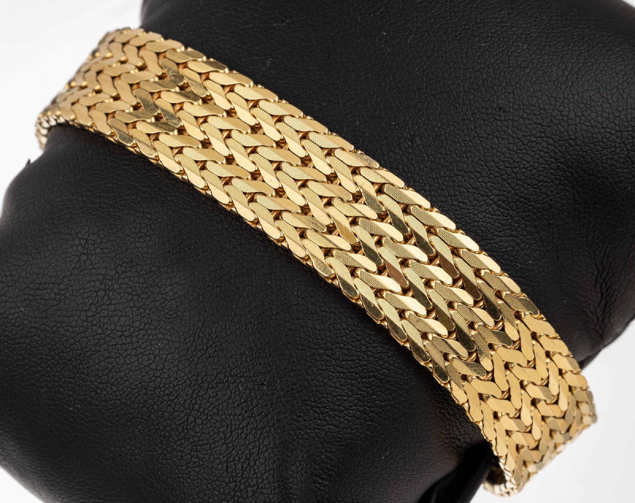 18 kt Gold Armband, GG 750/000, B. ca. 1.5 cm, L. ca. 18.5 cm, Kastenschloss mit 2 Sicherheitsachten, ca. 74.1 g