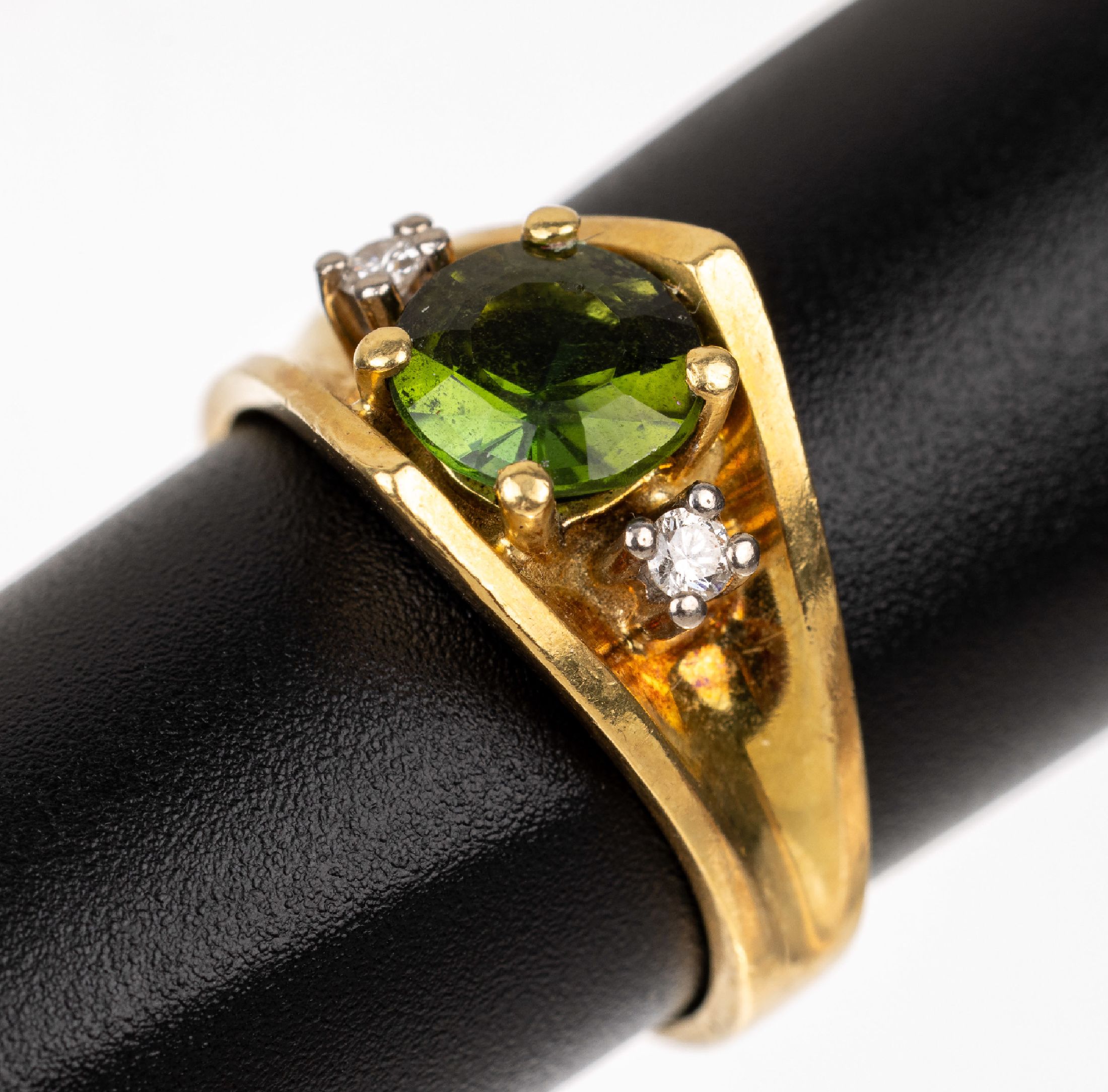 18 kt Gold Peridot-Brillant-Ring, GG 750/000, mittig rundfacett. Peridot, seitl. 2 kl. Brillanten, RW 55, ca. 6.3 g