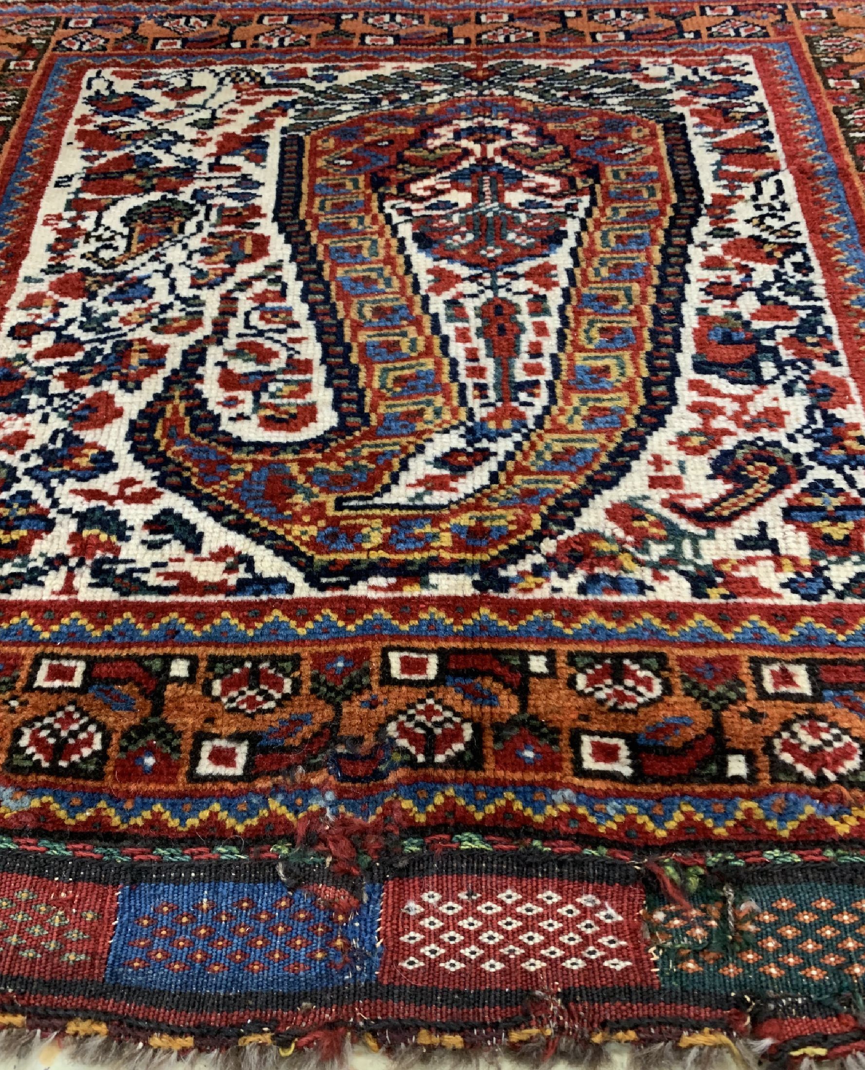 Detail c: Antike Khamseh Taschenfront, Persien, 19.Jhd, Wolle auf Wolle, ca. 70 x 77 cm, EHZ: 3, (Reparaturen).