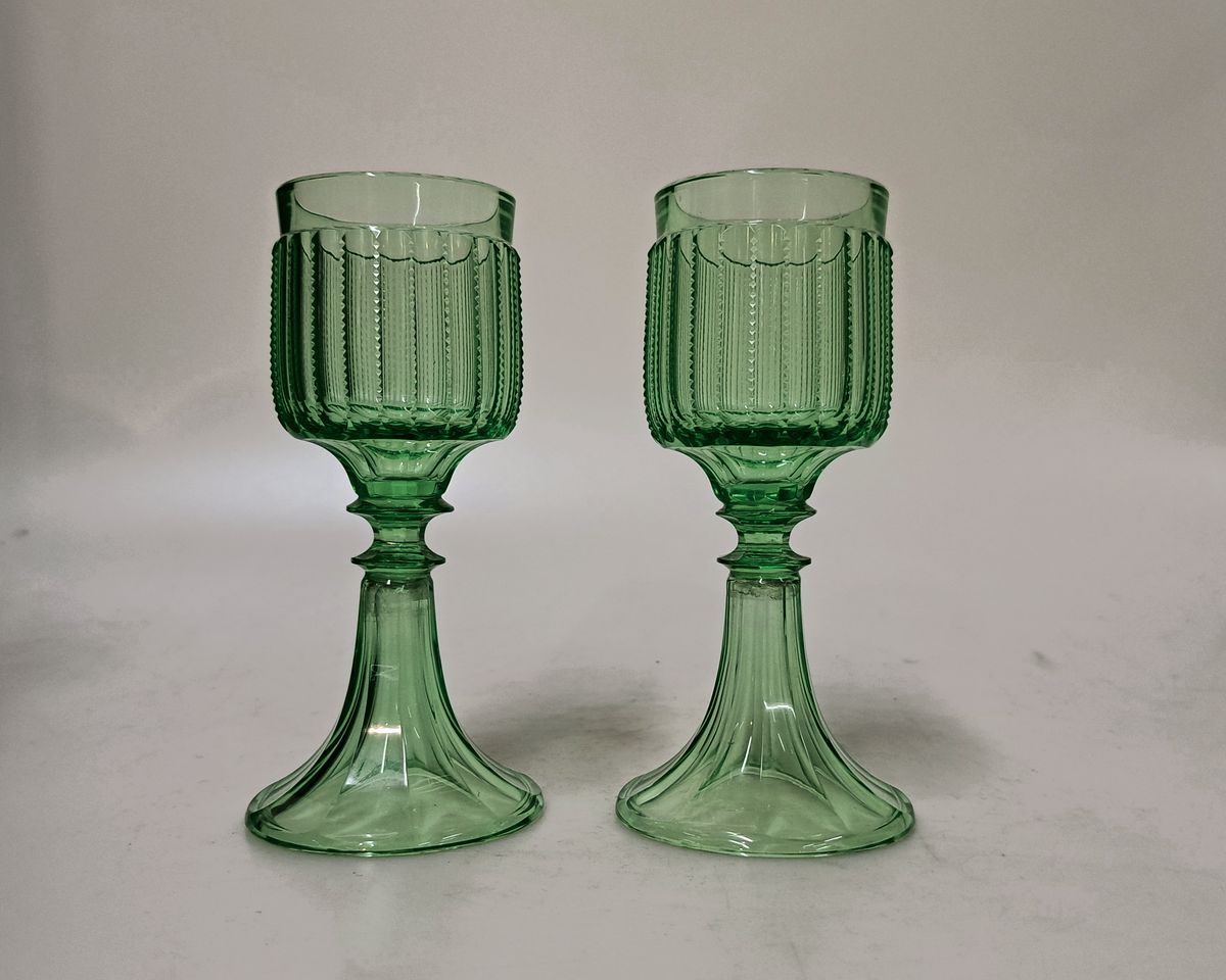 2 Rheinwein-Gläser, Entwurf wohl Lobmeyr Wien, Harrach'sche Glashütte Neuwelt, um 1910, Uranglas, offener Fuß, fein facettierte Kuppa mit ...