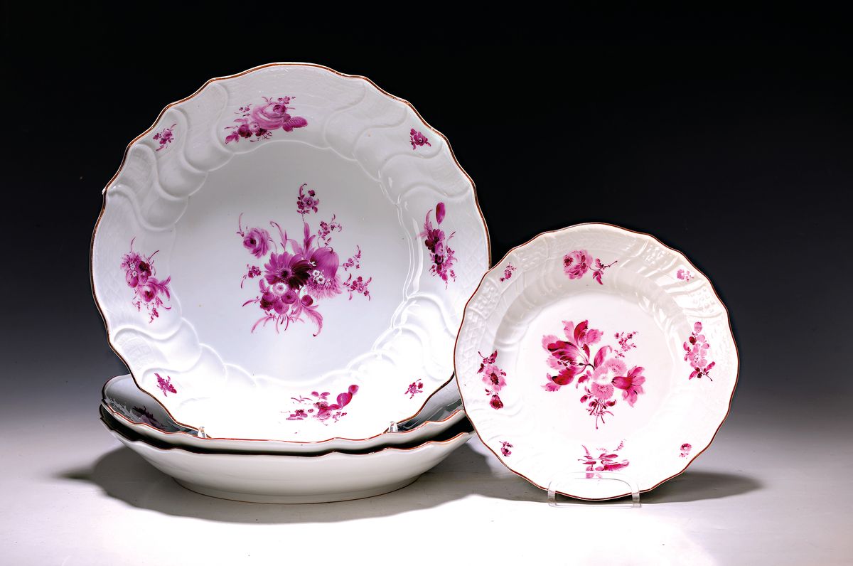 3 runde Platten und ein Teller, Meissen, Punktzeit, um 1760-1770, Porzellan, purpurfarbene florale Camaieumalerei, D. ca. 3x 34cm, Teller ca. 23.5cm