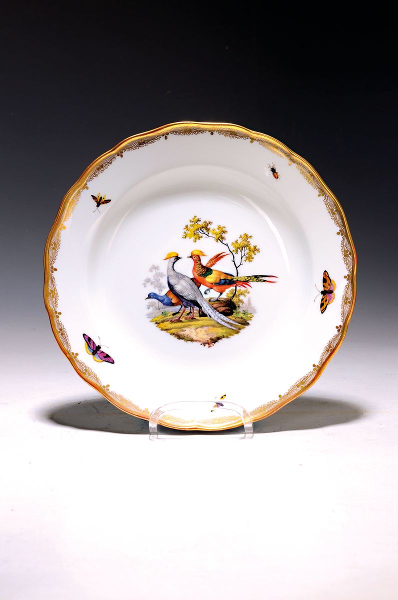 Teller, Meissen, um 1880-90, 1. Wahl, Porzellan, Goldspitzenrand, Fahne mit Schmetterlingen und Insekten bemalt, mittig bunt bemalt mit drei Fasanen ...
