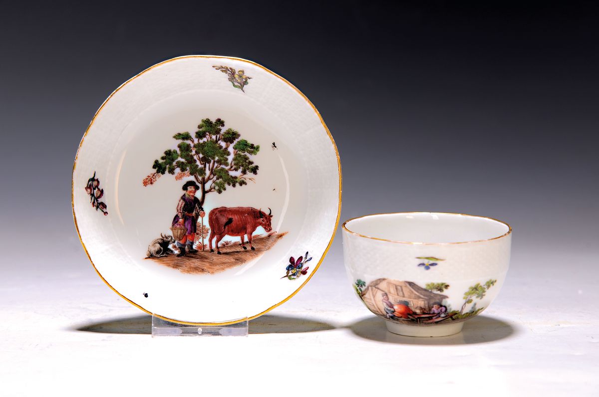Tasse mit Untertasse, Meissen, um 1800, Porzellan, Korbrelief am Rand, bunt bemalt mit Bauer mit Kuh und Ziege unter Baum (auf der Untertasse) und ...
