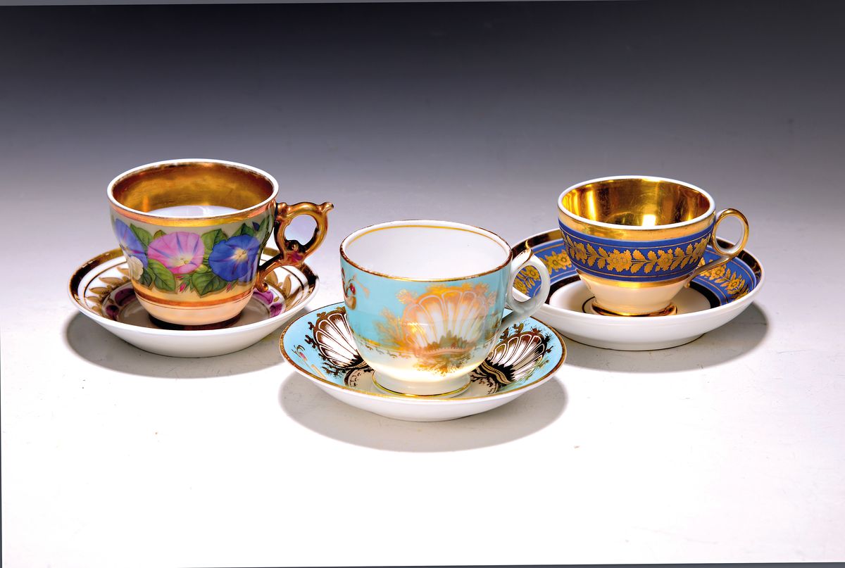3 Tassen mit Untertassen, böhmisch, 19. Jh., Porzellan, 1x reich vergoldet Blumenfries auf blauem Grund, Initialen INT, H. ca. 5.5cm; 1x umlaufend ...
